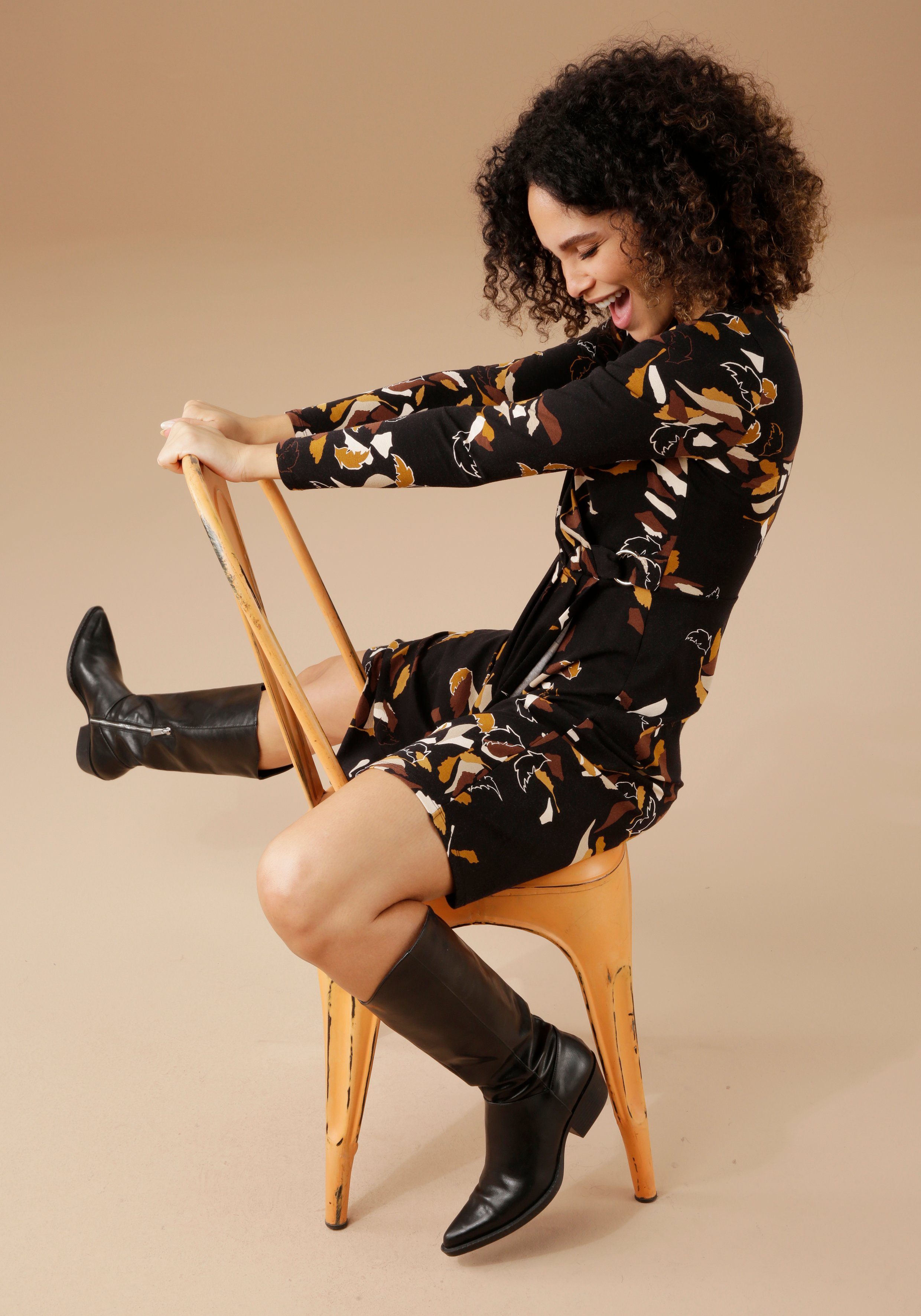 Aniston SELECTED Jerseykleid mit silberfarbenem Zierring am Wickel-Ausschnitt