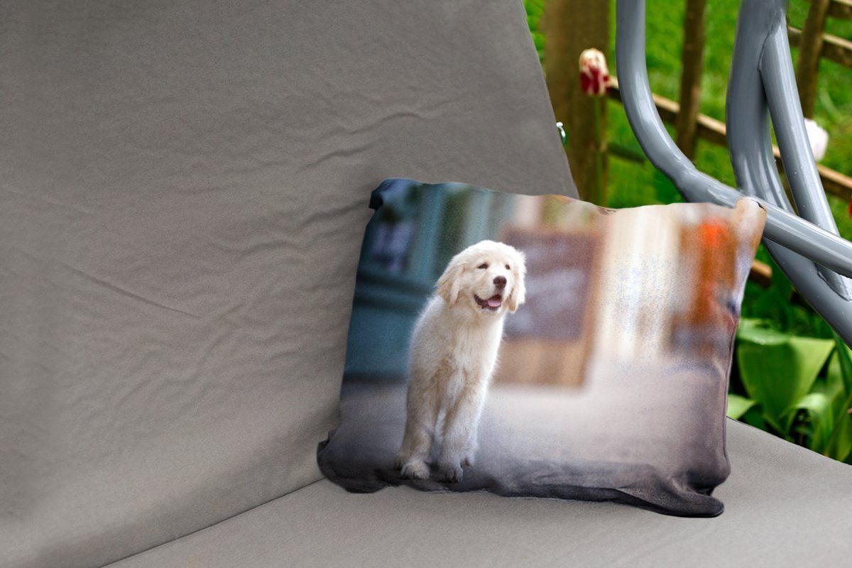 MuchoWow Dekokissen Ein Golden Retriever Kissenhülle Bürgersteig, auf Dekokissenbezug, läuft dem Outdoor-Dekorationskissen, Welpe Polyester