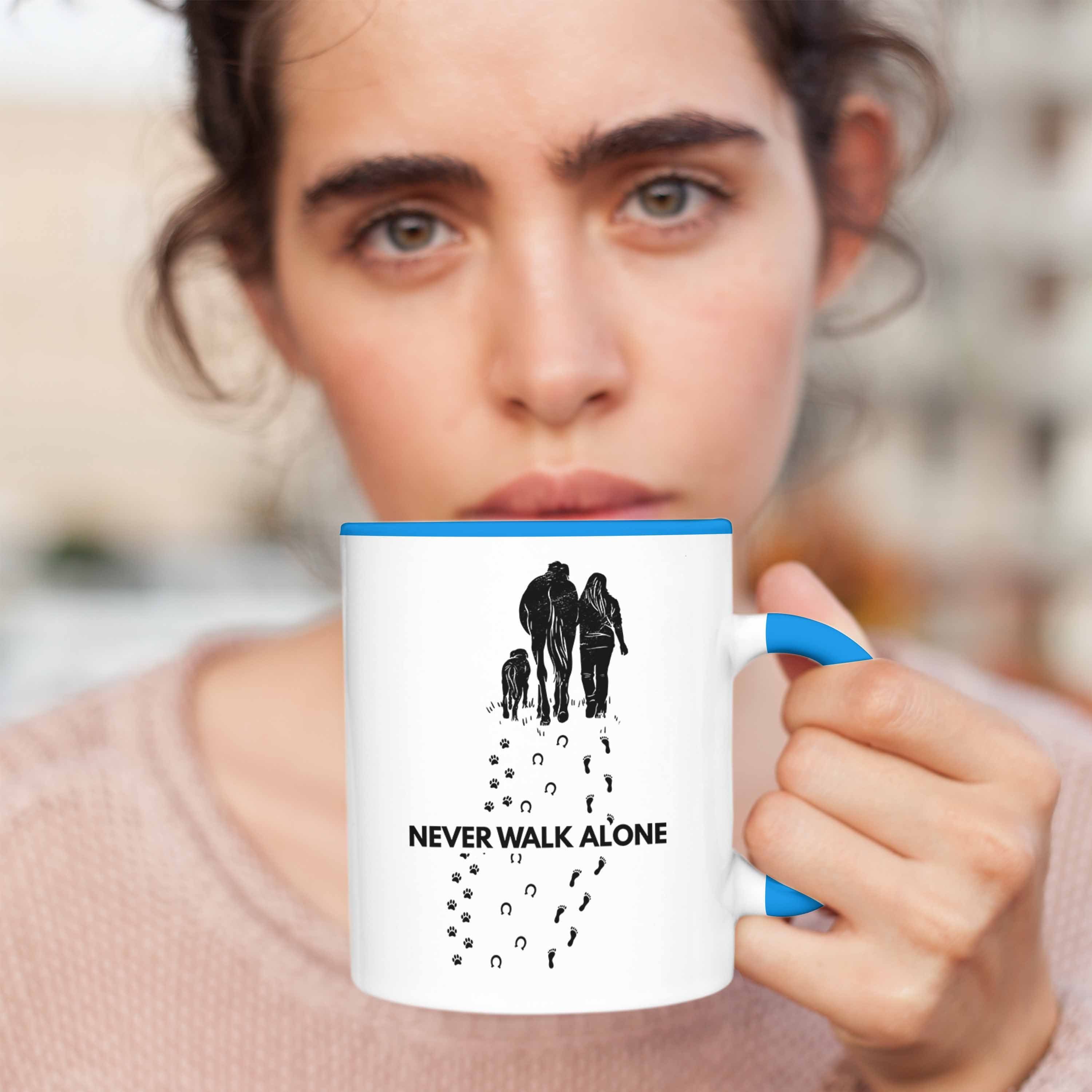 Trendation Tasse Trendation - Never Blau Alone Reiter Geschenk Pferde Lustige Reiterin Geschenkidee Walk Tasse Sprüche Mädchen Pferde