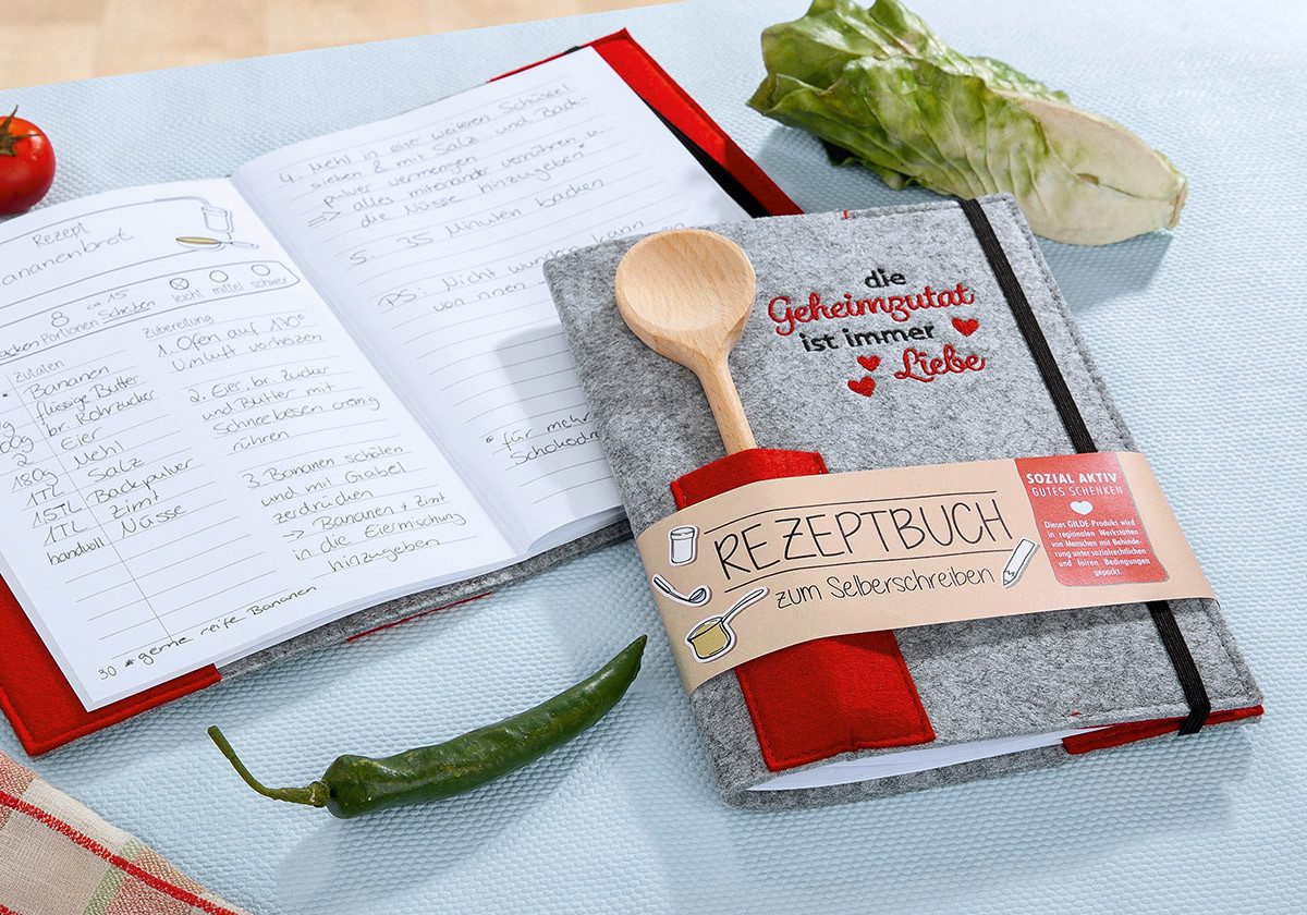 GILDE Notizbuch GEHEIMZUTAT LIEBE zum Selberschreiben A5 - Rezepte zum Backen Kochen, Rezepte Buch in Filz Einband mit Holz Kochlöffel