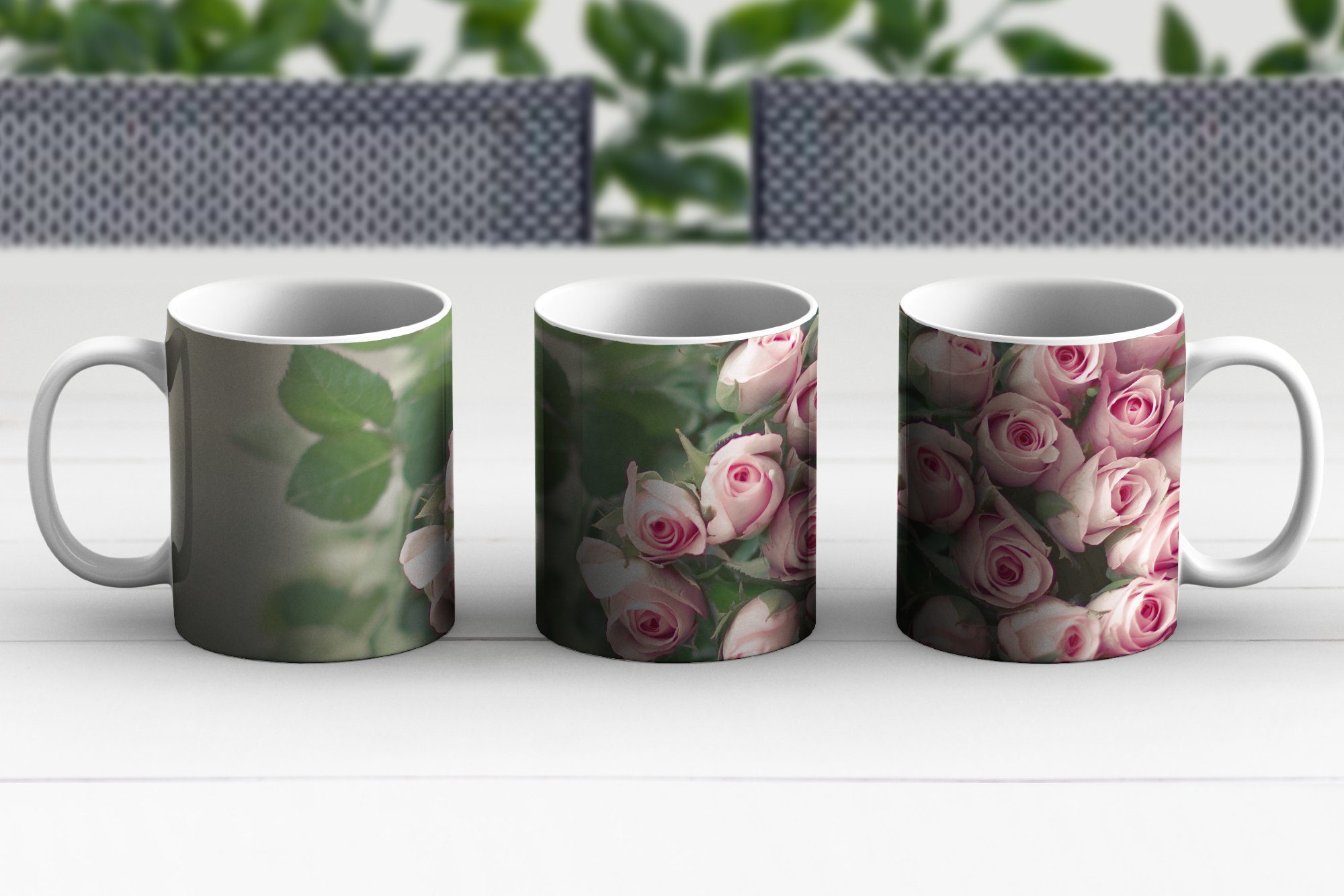 MuchoWow Tasse liegt einem Kaffeetassen, Geschenk Ein Teetasse, Tisch., Becher, Buch Keramik, auf mit Rosen Teetasse, rosa großes