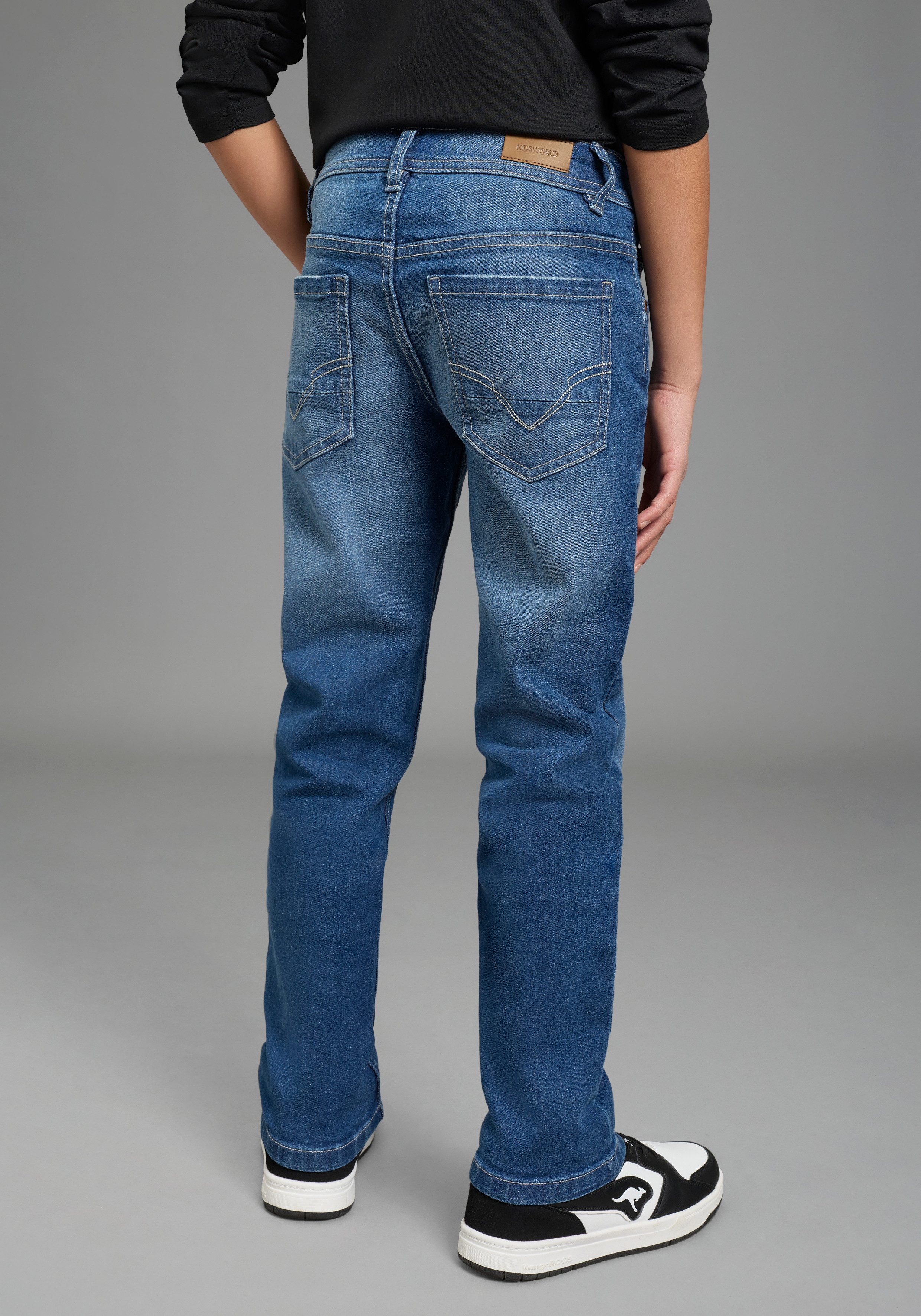 KIDSWORLD Regular-fit-Jeans Basic Jeans für Jungen gerader Beinverlauf, langer Schnitt, normaler Bund