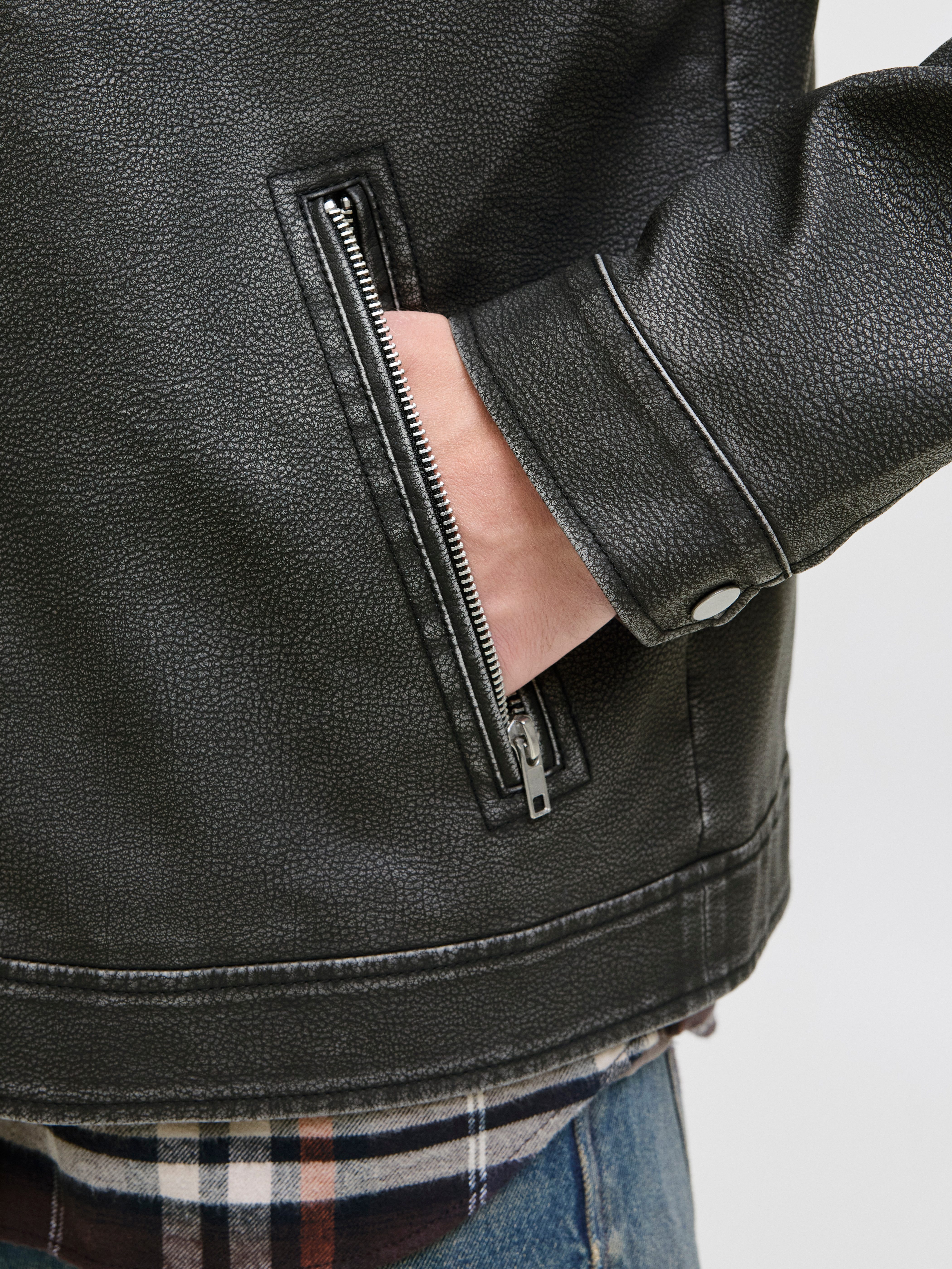 Jack & Jones Bikerjacke JJECASABLANCA PU JACKET NOOS mit Fronttaschen – Bild 3 von 5