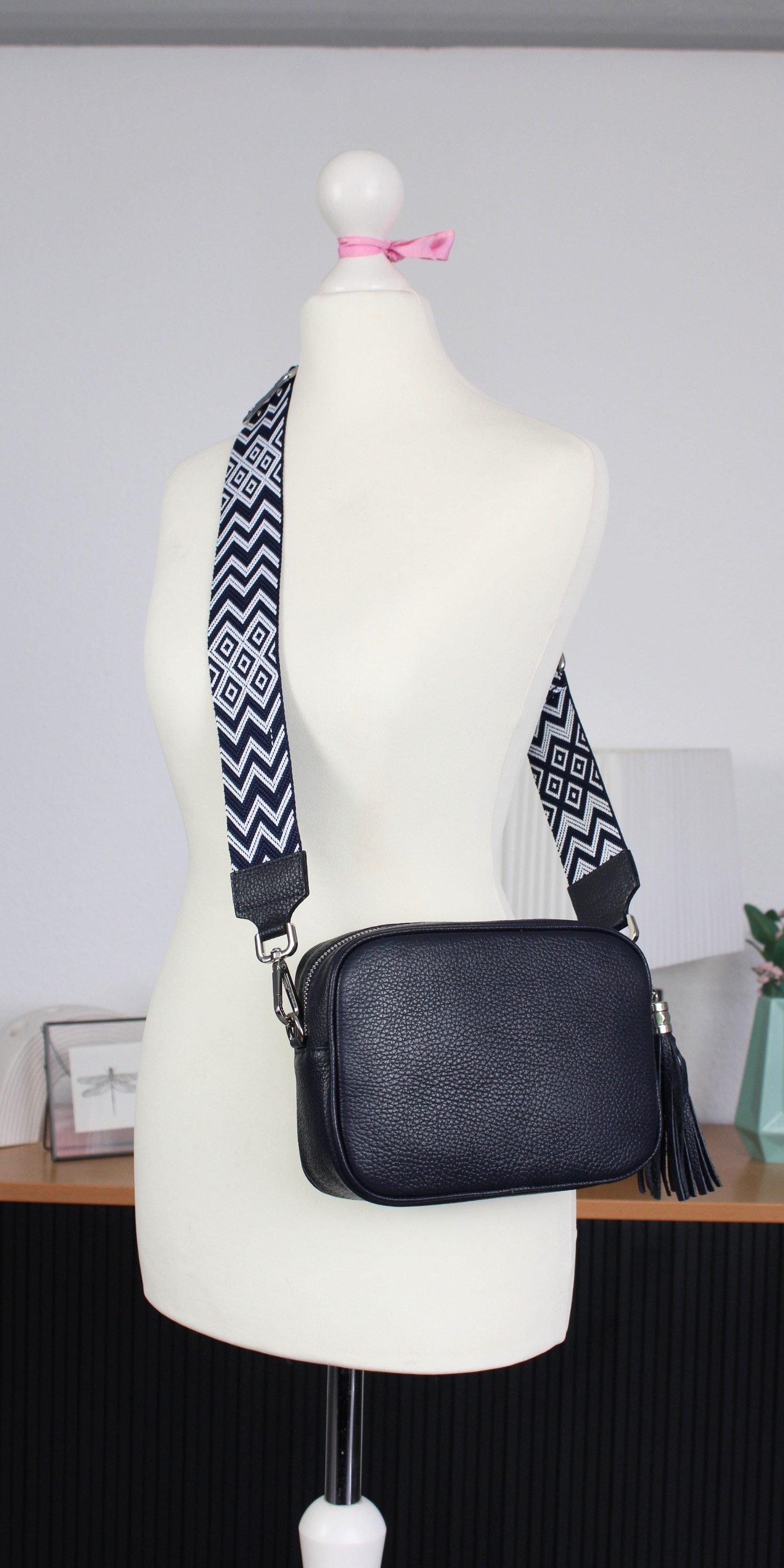 Adel Bags Schultertasche QUASTE Umhängetasche für Damen, Schultertasche, Crossbody Bag, aus echtem Leder, Hergestellt in Italien, mit gemustertem Gürtel
