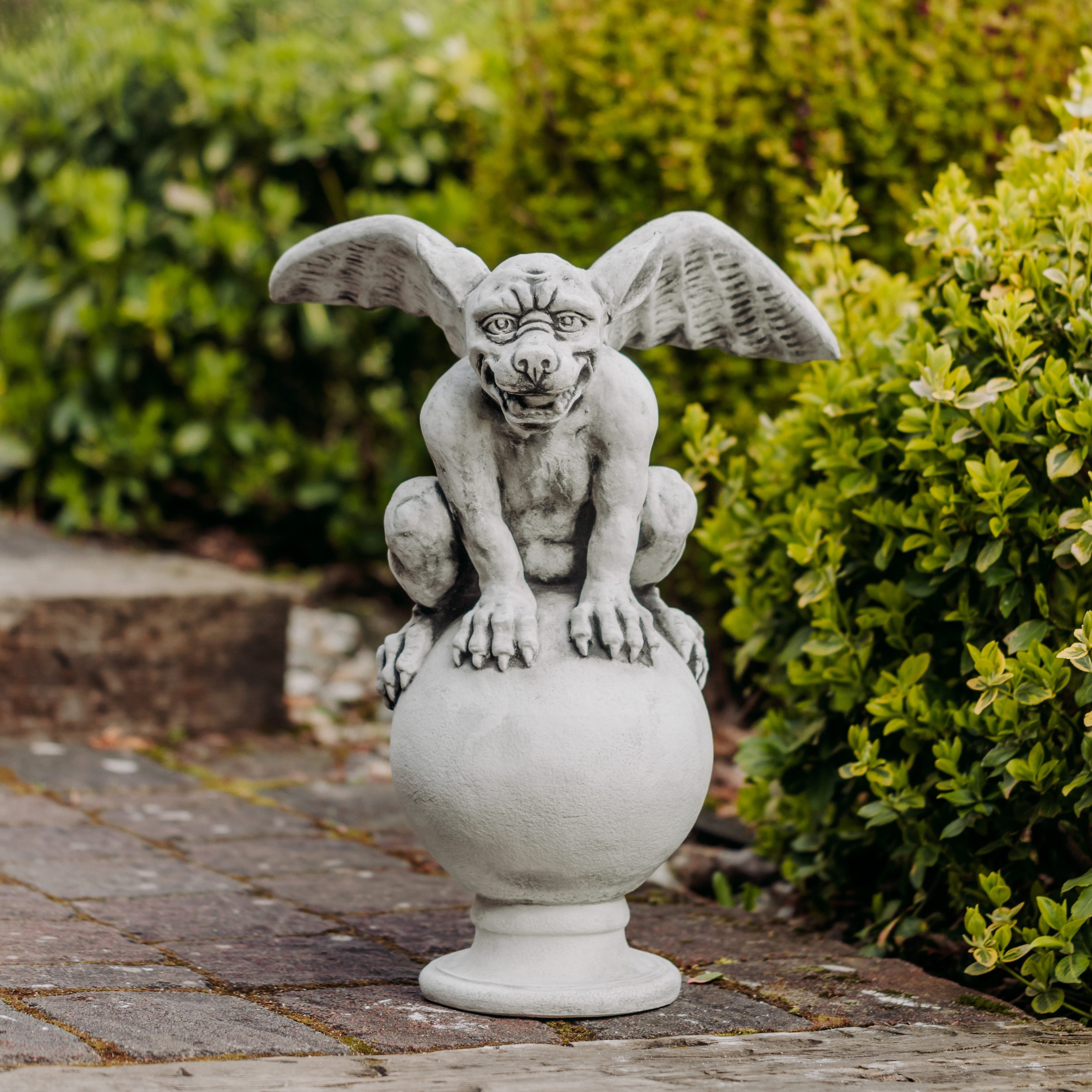 gartendekoparadies.de Gartenfigur Gargoyle auf Kugel, Steinfigur, H. 48 cm, 18 kg, Frostsicher