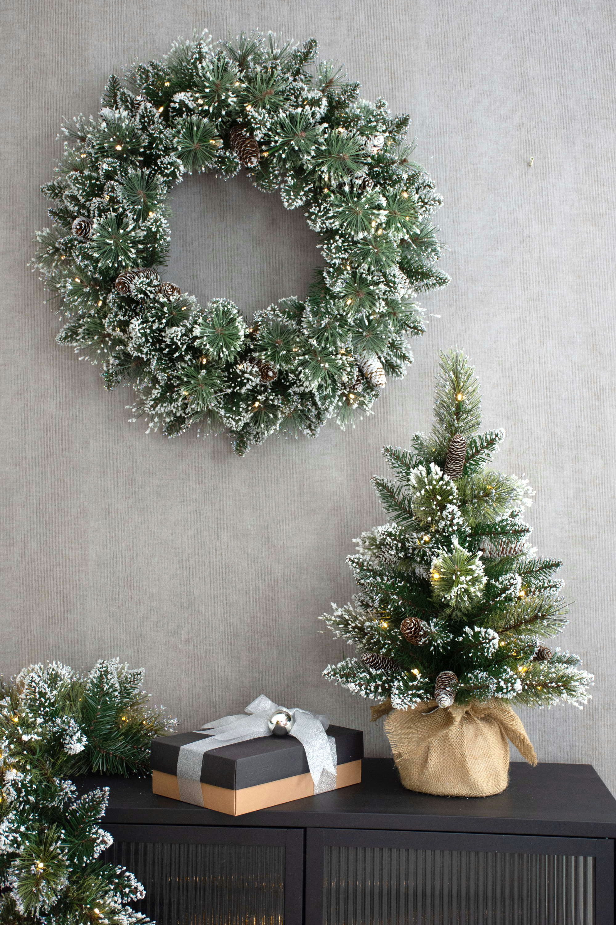 artplants Adventskranz Kunst Winterkranz Calgary, Zapfen, LEDs, Frost, Ø60cm