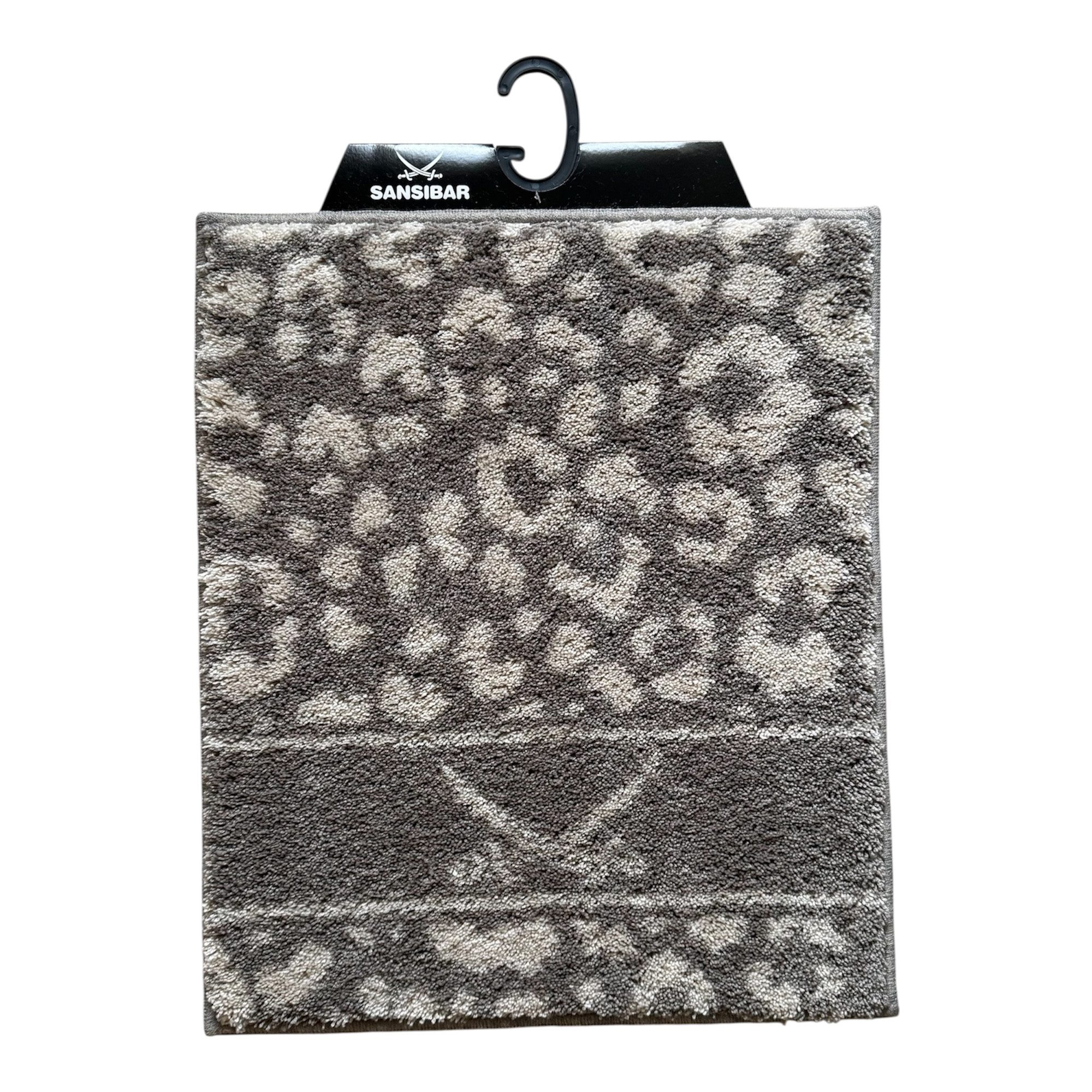 Sansibar Sylt Badematte Badteppich „Leo“ stilvoller Badvorleger mit Leopardenmuster, Höhe 20 mm, rutschhemmend beschichtet, für Fußbodenheizung geeignet, weich, Sansibar-Logo, pflegeleicht, schnell trocknend, Polyester, rechteckig, hoher Komfort durch weichen Flor, langlebig
