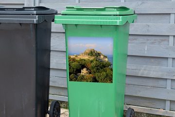 MuchoWow Wandsticker Korfu - Griechenland - Festung - Wald (1 St), Mülleimer-aufkleber, Mülltonne, Sticker, Container, Abfalbehälter