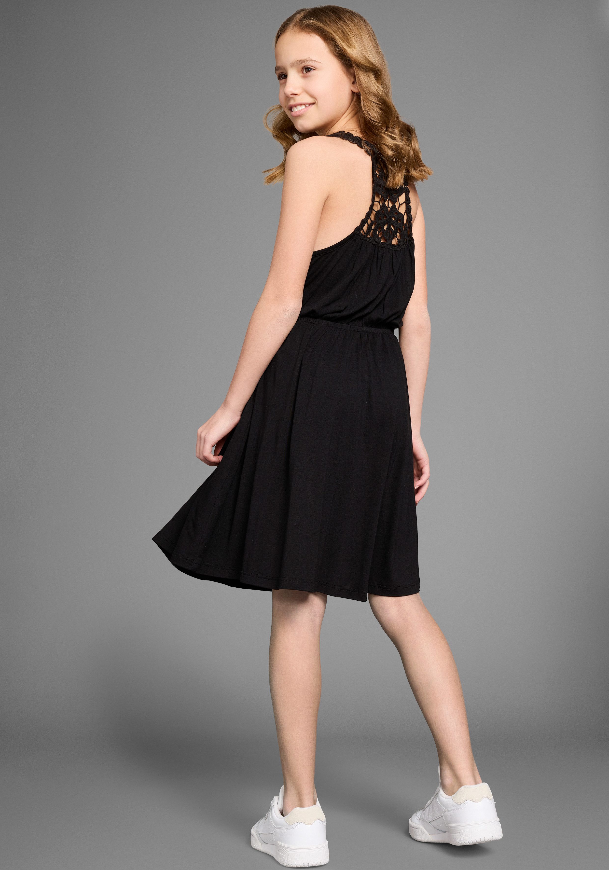 KIDSWORLD Jerseykleid mit aufwendiger Spitze im Rücken Weich fallendes Viskosekleid – Bild 4 von 5