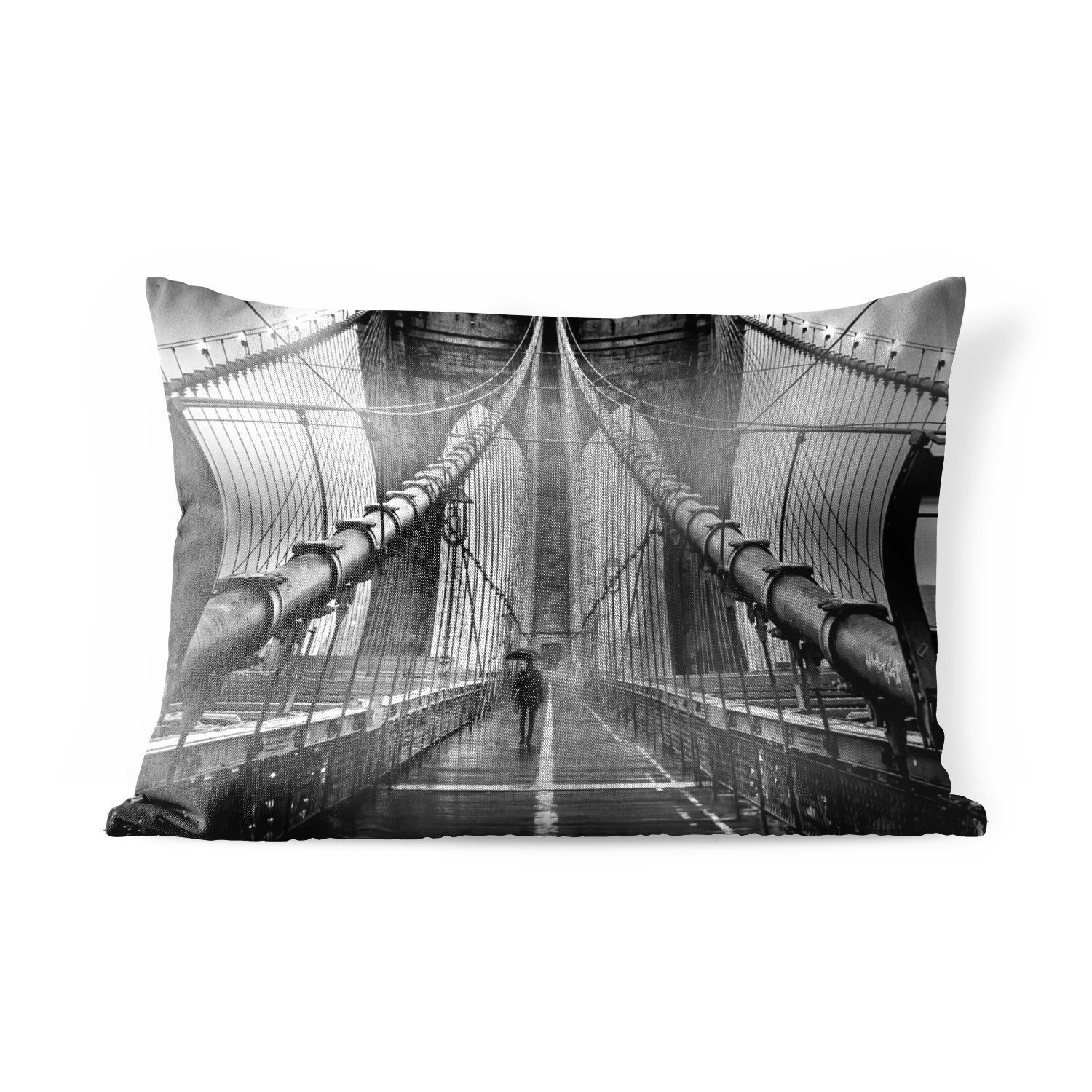 MuchoWow Dekokissen Brooklyn Bridge während des Regens in Schwarz und Weiß, Outdoor-Dekorationskissen, Polyester, Dekokissenbezug, Kissenhülle