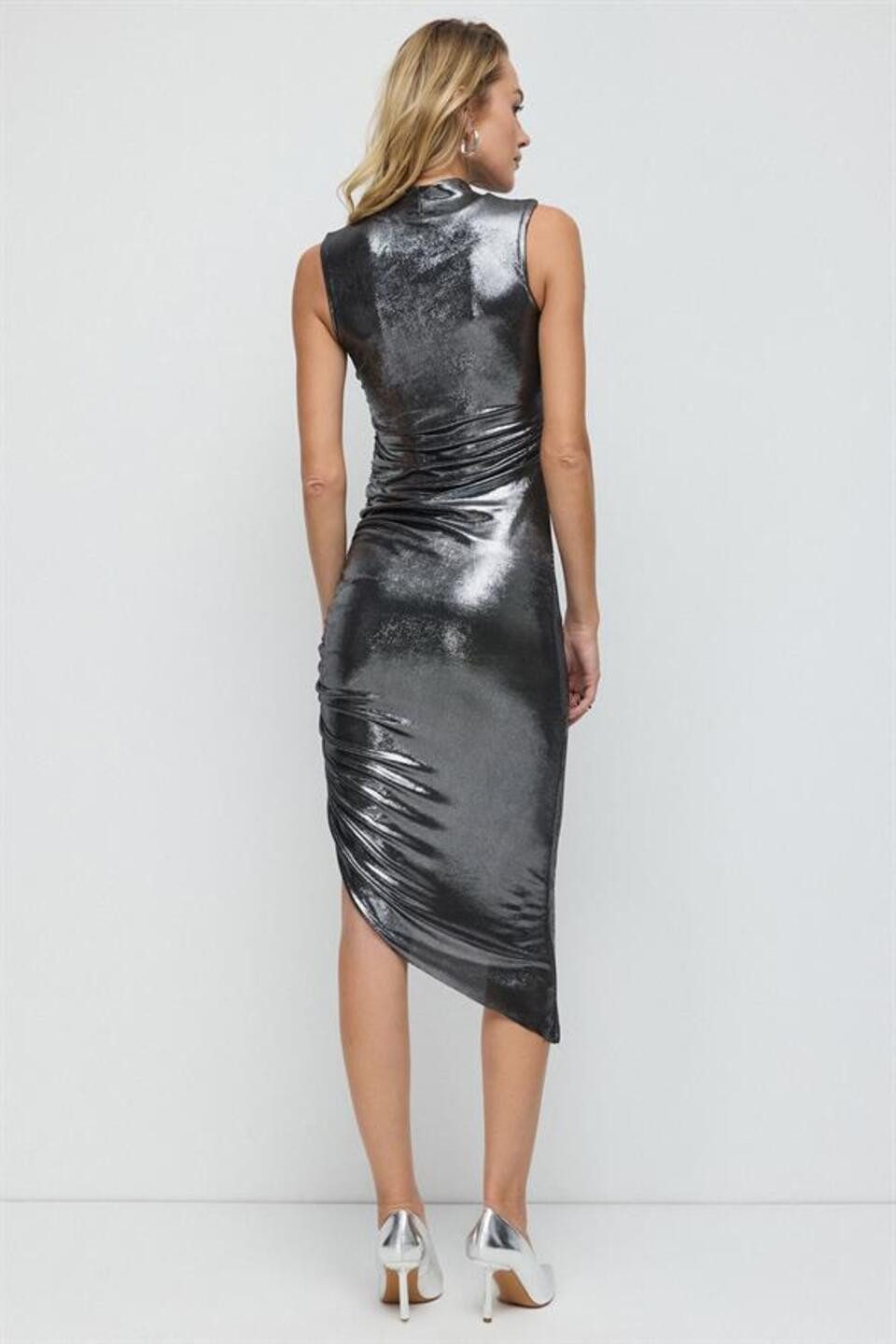 No Matter What Minikleid Asymmetrisches Kleid mit seitlicher Raffung aus glänzendem Stoff – Bild 5 von 5