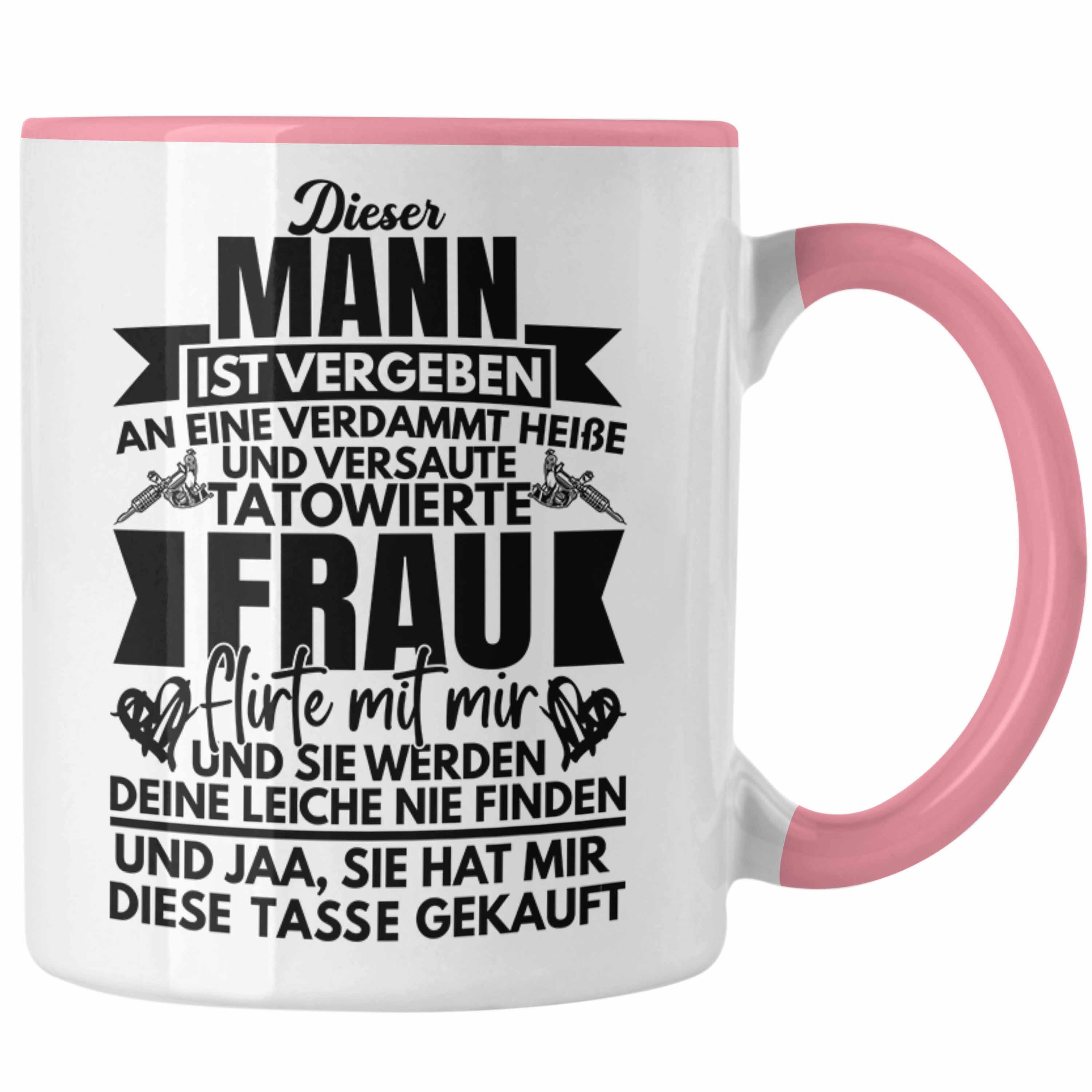 Trendation Tasse Trendation - Dieser Mann Ist Vergeben Tatowierte Frau Tasse Geschenk Für Freund Mann Lustiger Spruch Valentinstag Rosa