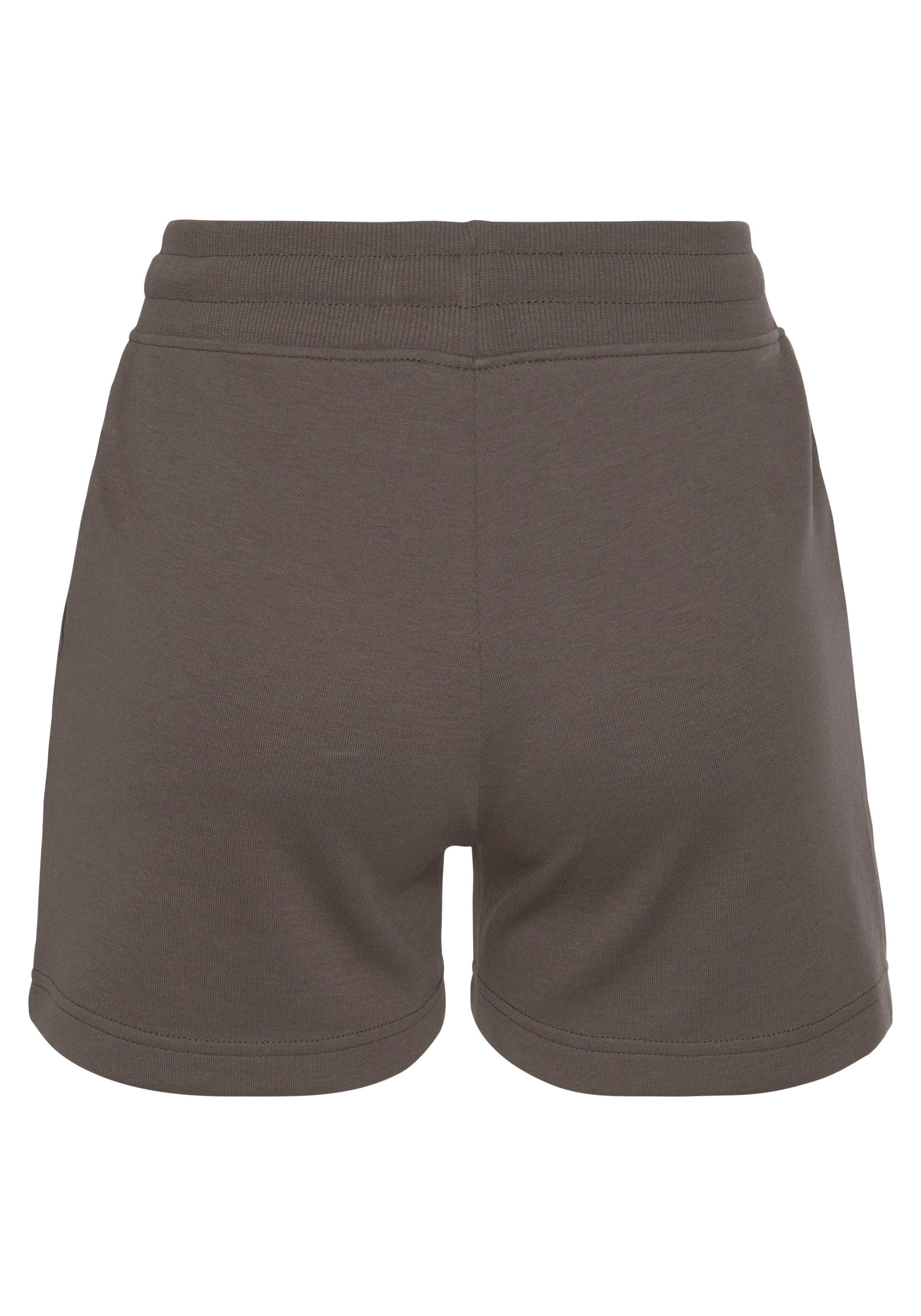 Bench. Loungewear seitlichen Loungeanzug taupe mit und Logostickerei Sweatshorts Taschen