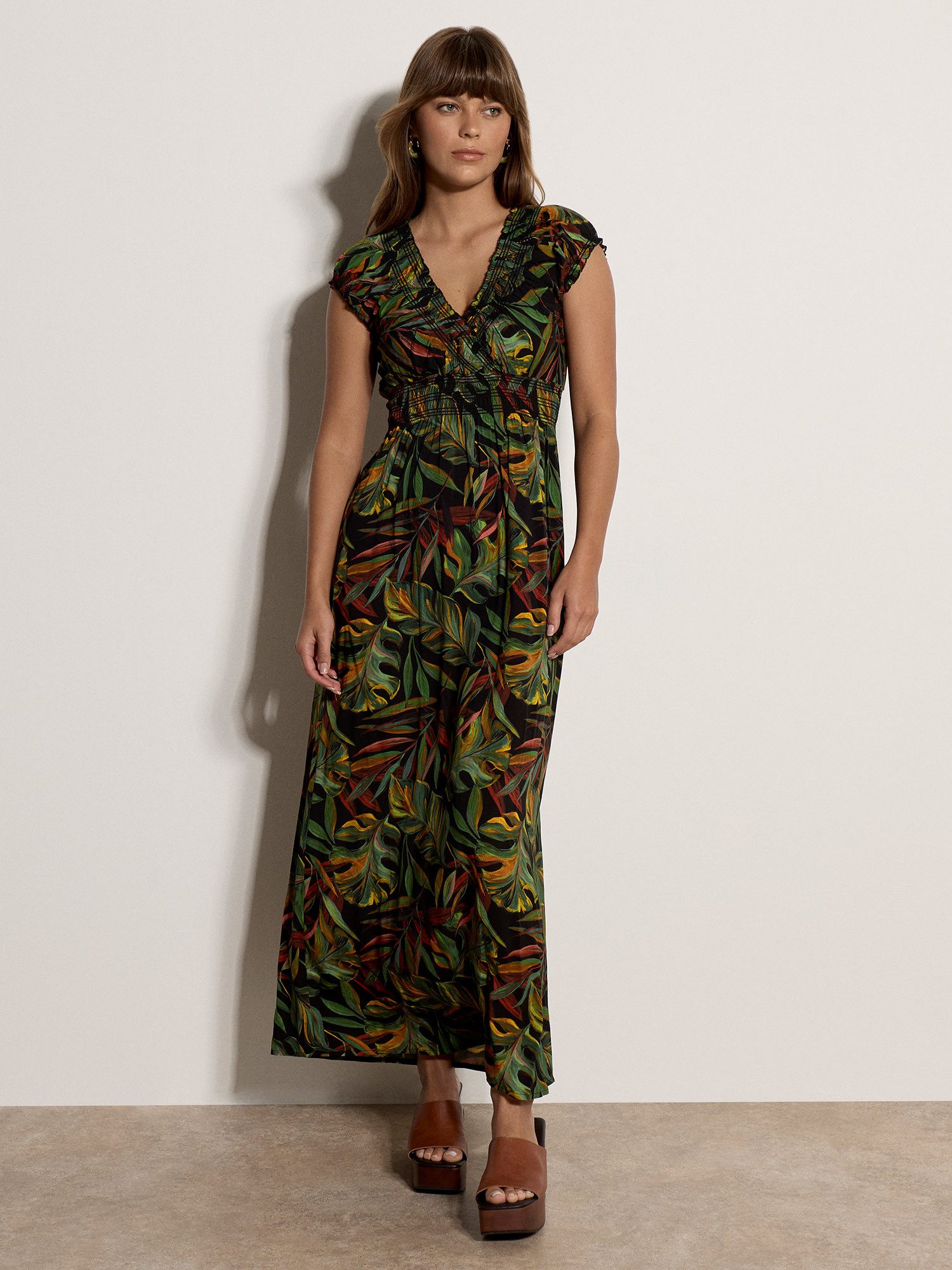 Apricot Maxikleid Smockkleid mit tropischem Blattmuster in weicher Ware