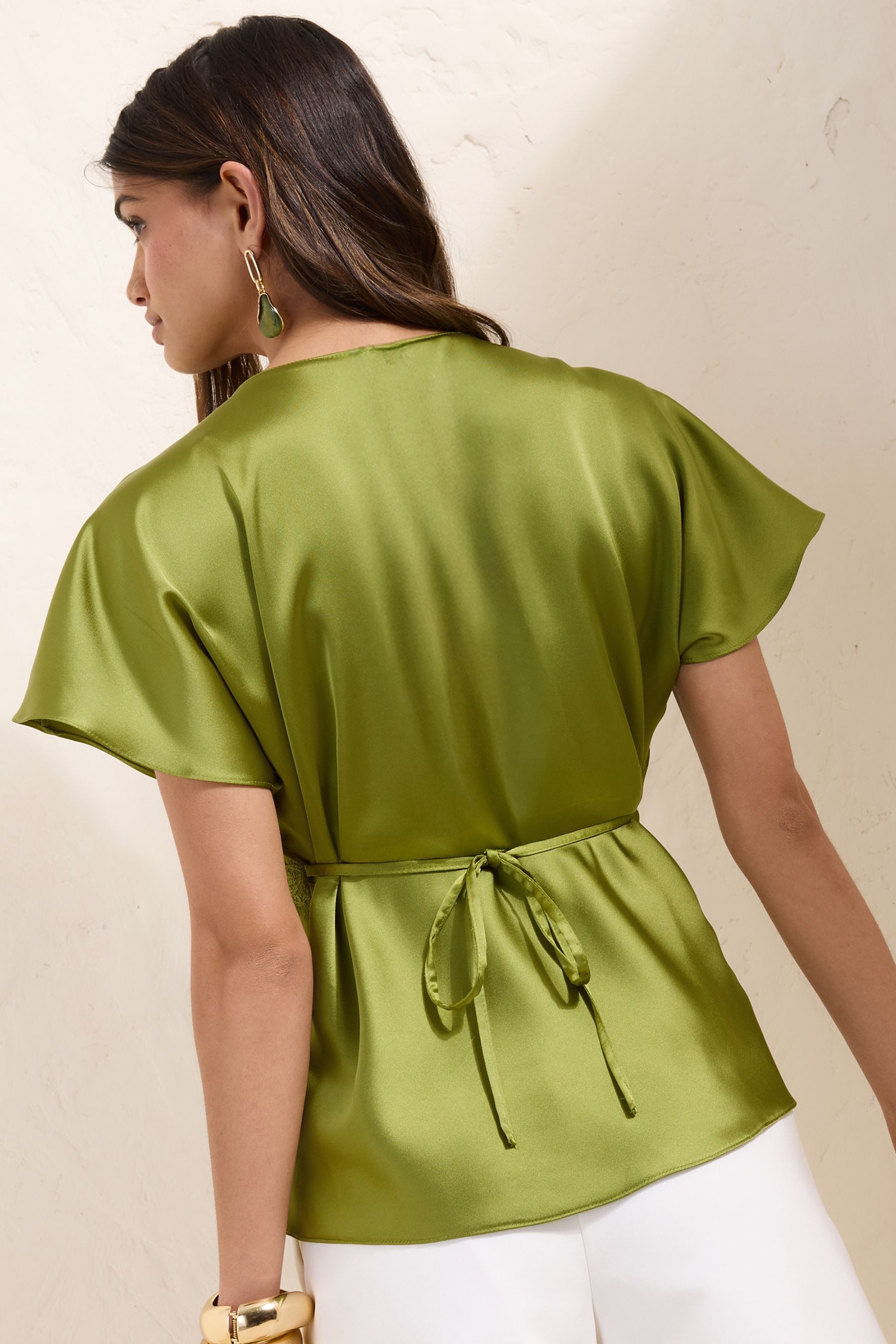 Friends Like These Satinbluse Friends Like These Satin-Bluse mit kurzen Ärmeln (1-tlg) – Bild 2 von 5