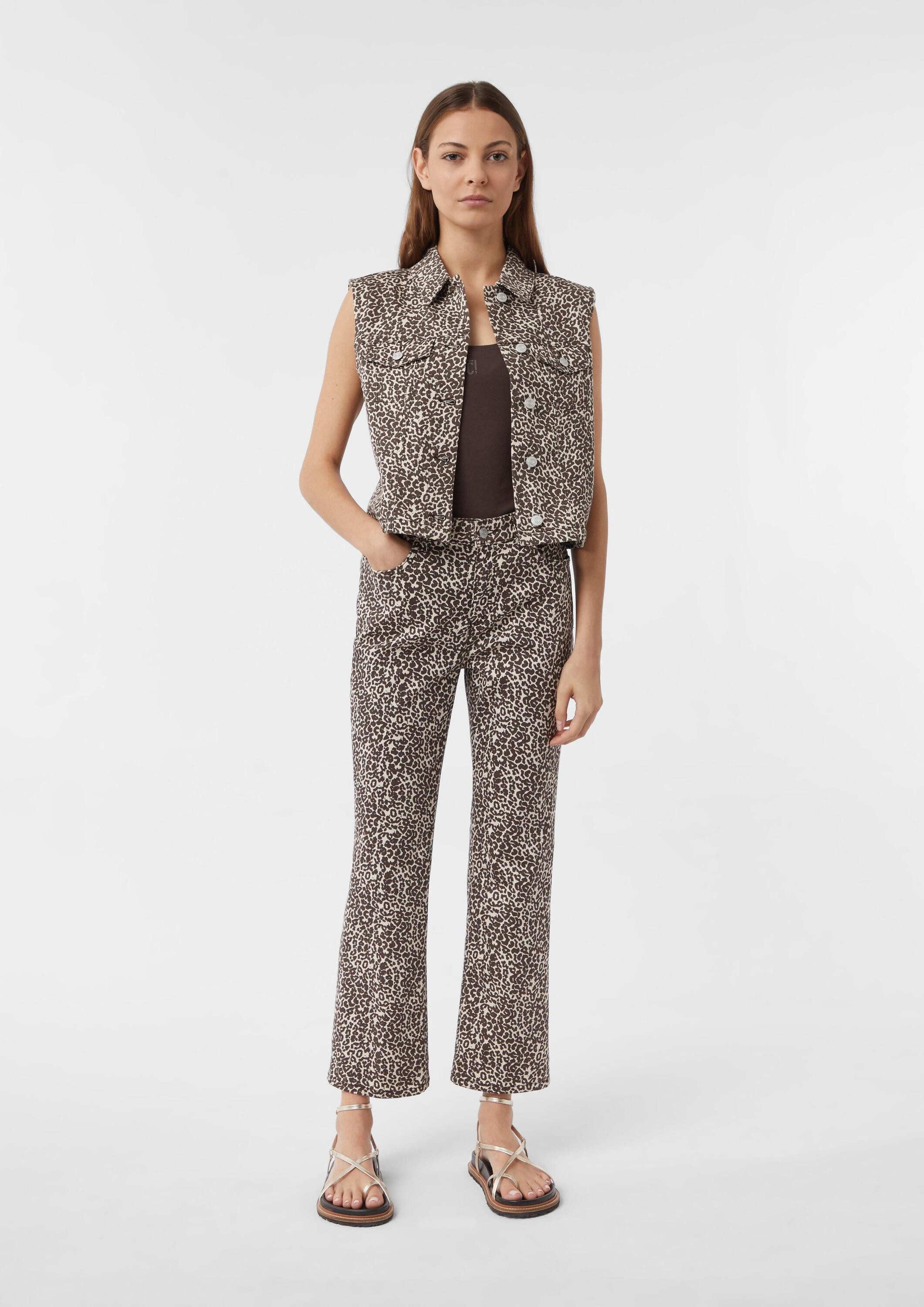 comma Chinos Hose Verkürzte Jeans mit Flared Leg und Leo-Print