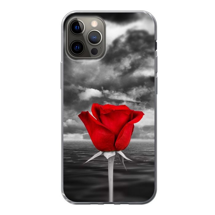 MuchoWow Handyhülle Schwarz-Weiß-Fotografie einer roten Rose vor einem Meer und einem Handyhülle Apple iPhone 13 Pro Smartphone-Bumper Print Handy