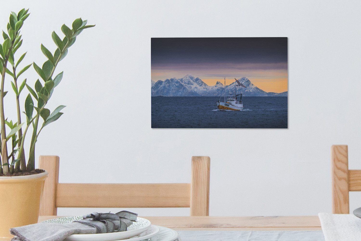 OneMillionCanvasses® Leinwandbild Ein St), Wandbild Leinwandbilder, mit cm 30x20 (1 Fischerboot Aufhängefertig, im Wanddeko, Hintergrund, Bergen