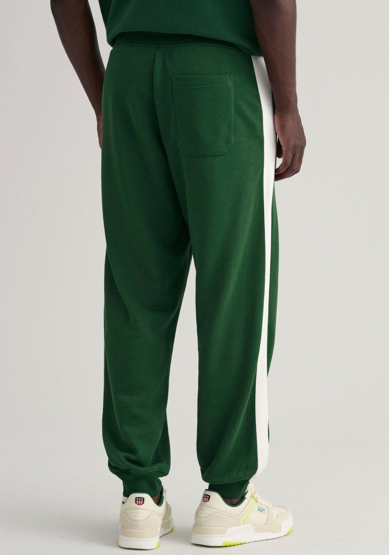 Gant Jogginghose D1. Banner Shield Pants FOREST Kontrasteinsätzen den an GREEN mit Seiten