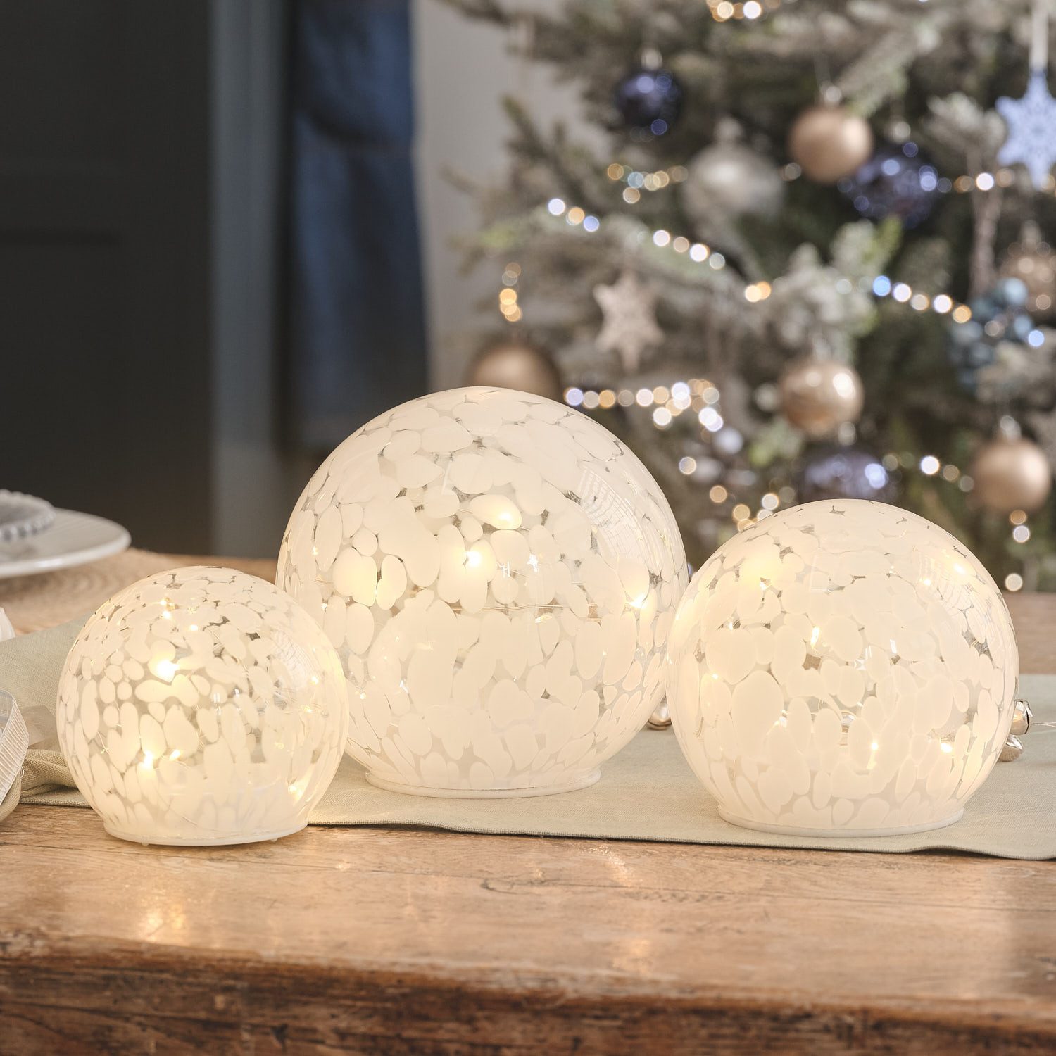 Lights4fun LED Dekolicht 12,5cm LED-Glaskugel mit Timer in Konfetti-Glas
