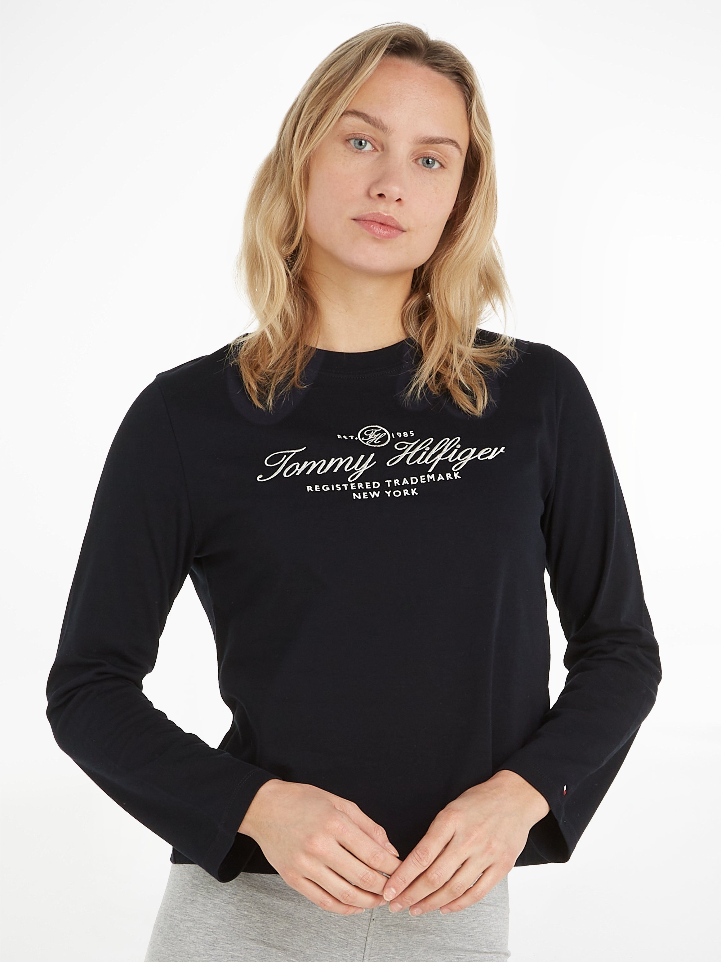 Ärmelabschluss Tommy auf dem dezentem mit Hilfiger Markenlabel Langarmshirt