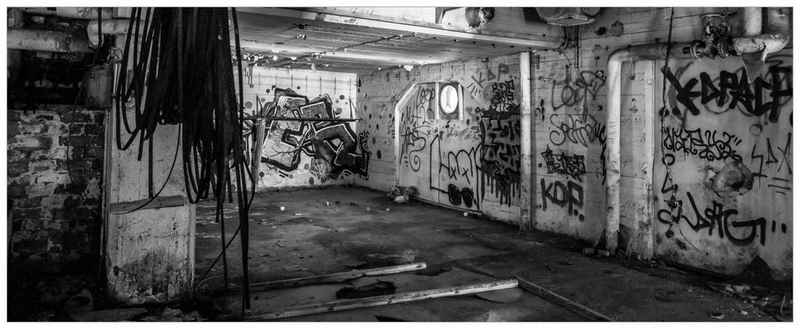 Wallario Glasbild, Alte verlassene Fabrik in schwarz weiß mit Graffiti, in verschiedenen Ausführungen