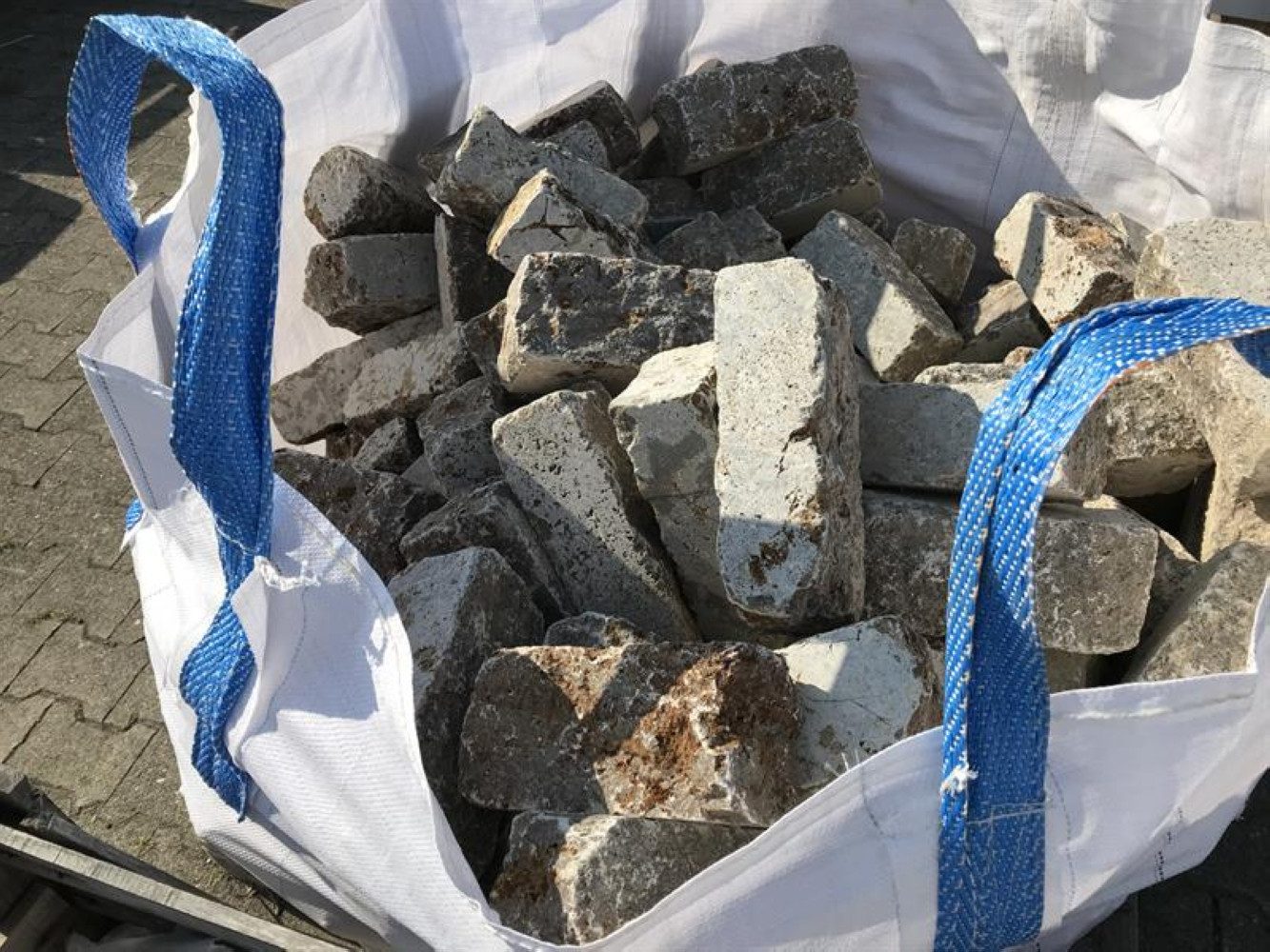 Blümelhuber Mauerstein Pflastersteine - Reihenpflaster - Muschelkalk, gemischtfarben - 960kg, Naturprodukt, natürliche Schwankungen in Farbe und Einschlüssen