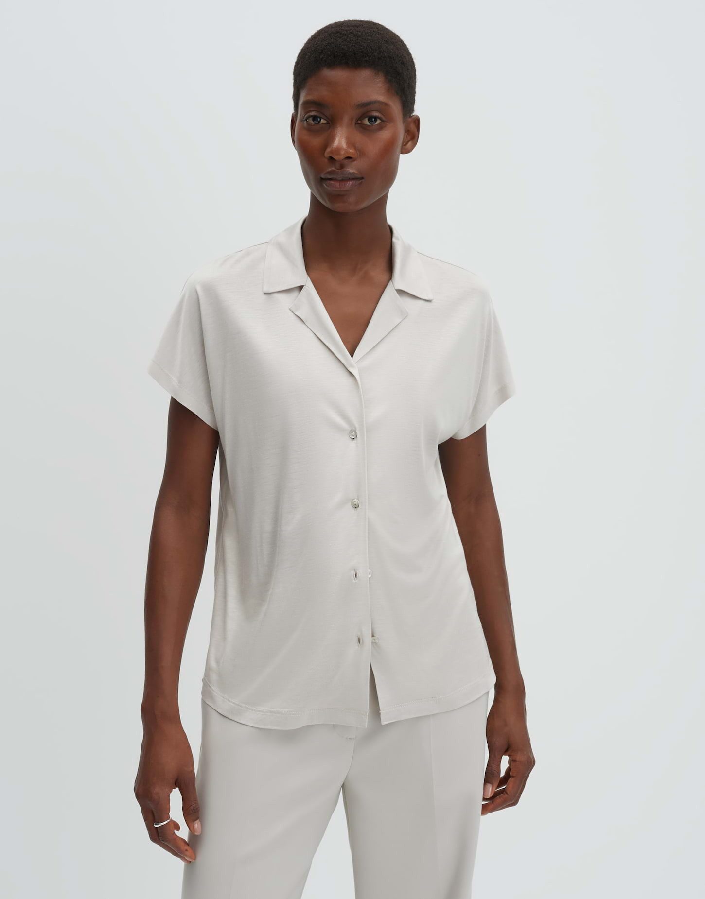 someday Poloshirt Kedina ease aus ECOVERO™-Jersey Perlmuttknöpfe am Polokragen, kühl im Griff