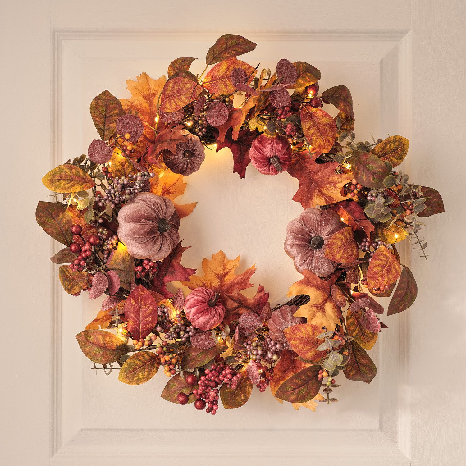 Kunstkranz 40 cm LED-Herbstkranz mit Samt-Kürbissen in Violett/Grün/Rot/Gelb, Lights4fun