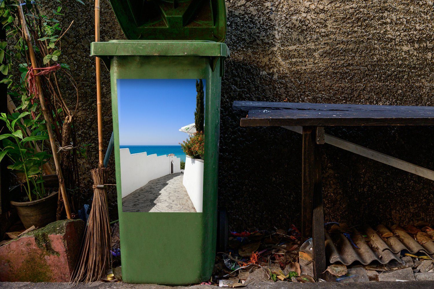 mit Wandsticker Abfalbehälter Straße Container, Mülleimer-aufkleber, St), MuchoWow auf Mülltonne, das (1 spanische Meer Blick Eine Sticker,