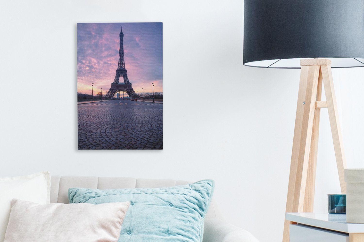 Der inkl. violetten bespannt 20x30 cm vor Gemälde, Himmel, Leinwandbild fertig St), Leinwandbild Eiffelturm (1 Zackenaufhänger, einem OneMillionCanvasses®