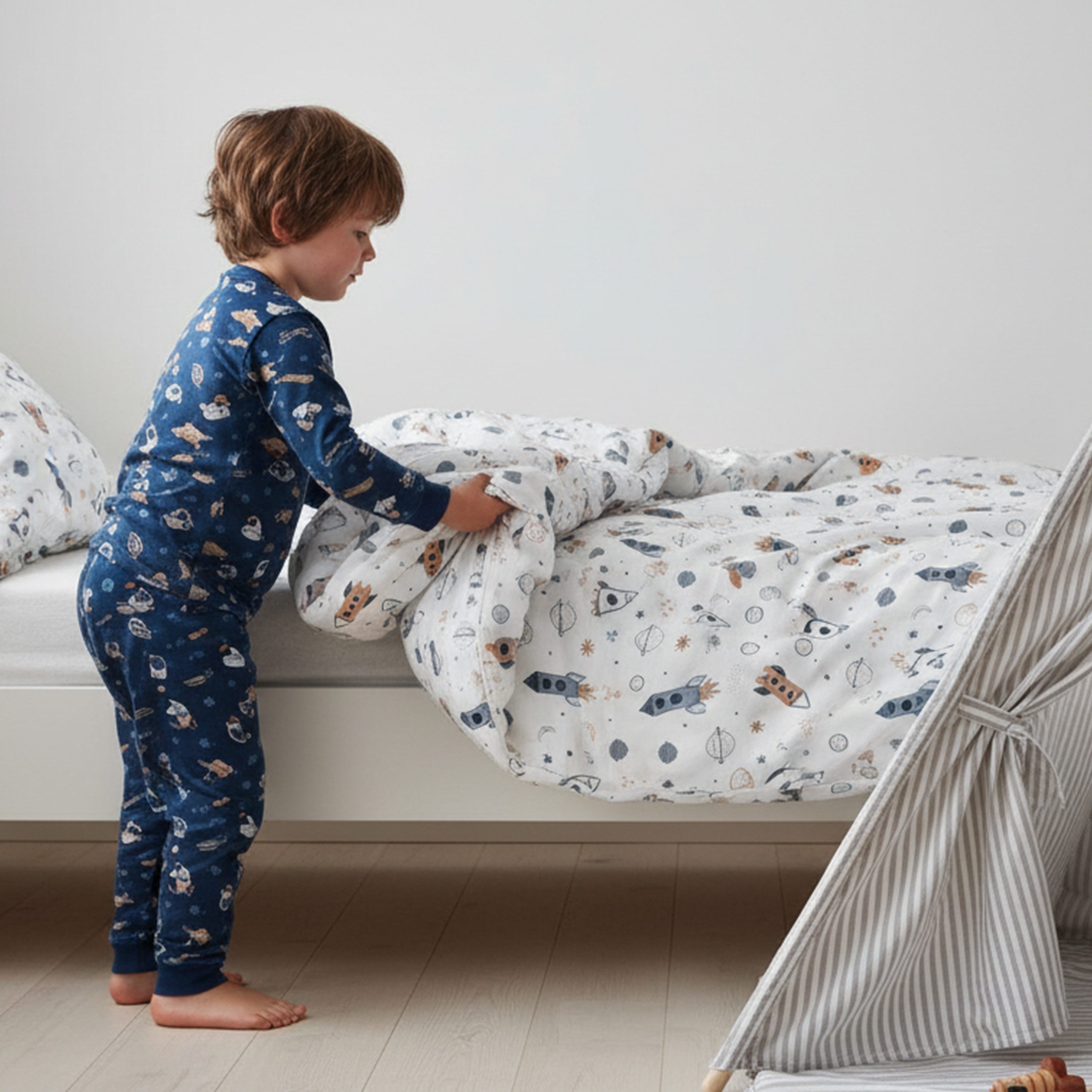MTOnlinehandel Kinderbettwäsche Space Weltall-Abenteuer 135x200 + 80x80 cm in Renforcé, Rakete, 100% Baumwolle, 2 teilig, Galaxis • Weltall • Blau • Weiß • Beig – Bild 5 von 5
