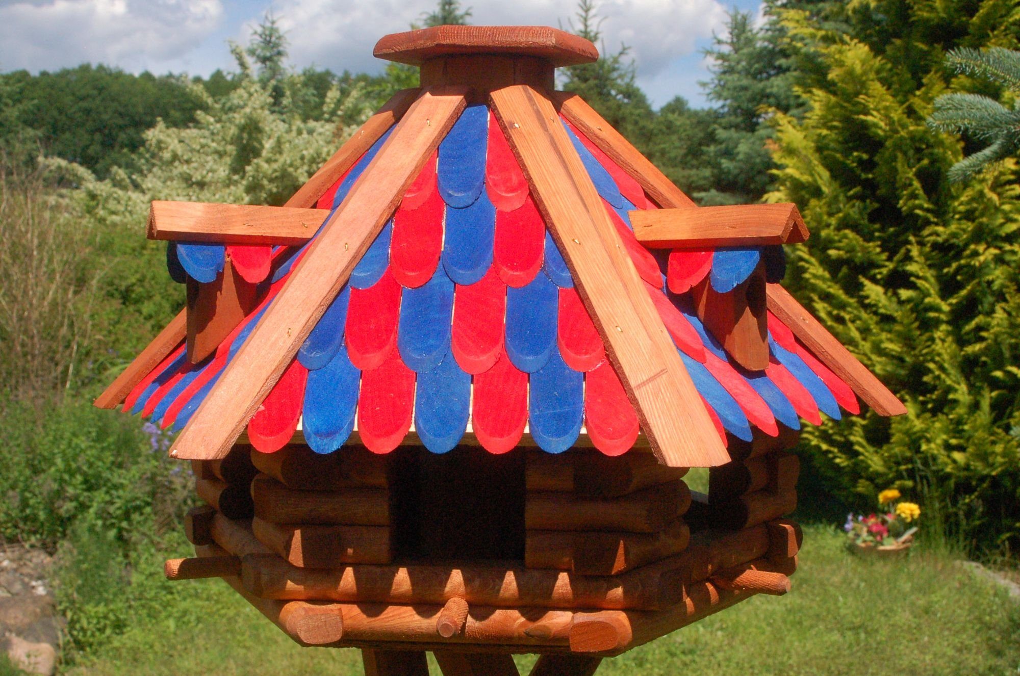 DSH DEKO SHOP HANNUSCH Vogelhaus Vogelhaus mit Holzschindeln und Gauben, wahlweise mit Solarbeleuchtung V13 blau-rot mit Solar