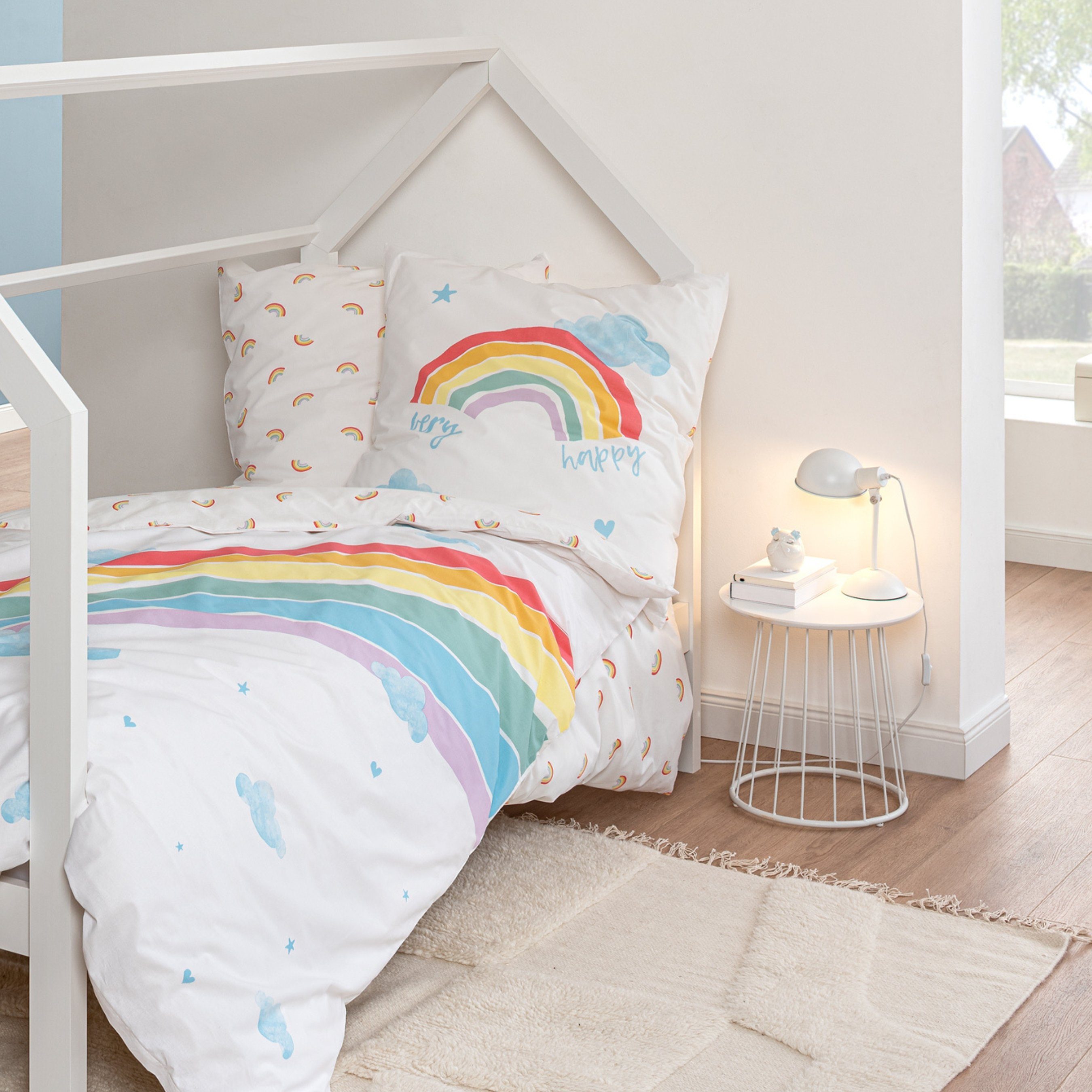 MTOnlinehandel Bettwäsche Regenbogen 135x200 + 80x80 cm, 100 % Baumwolle, Renforcé, 2 teilig, Happy Rainbow Kinderbettwäsche mit Wolken, Herzen & Sternen