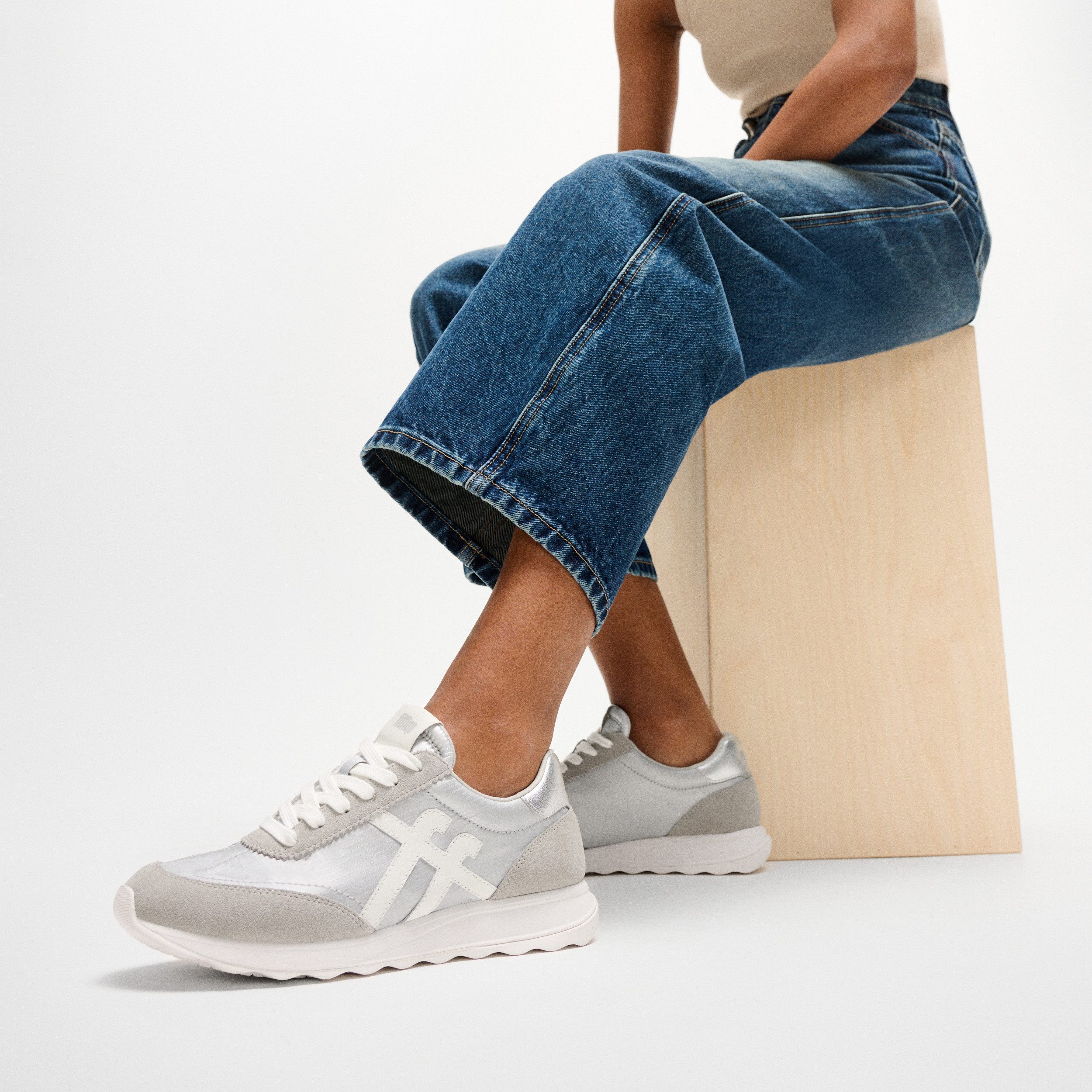 Fitflop RETRO-Q FF METALLIC-FABRIC/SUEDE SNEAKERS Sneaker Freizeitschuh, Halbschuh, Schnürschuh mit Low Profile Sohle