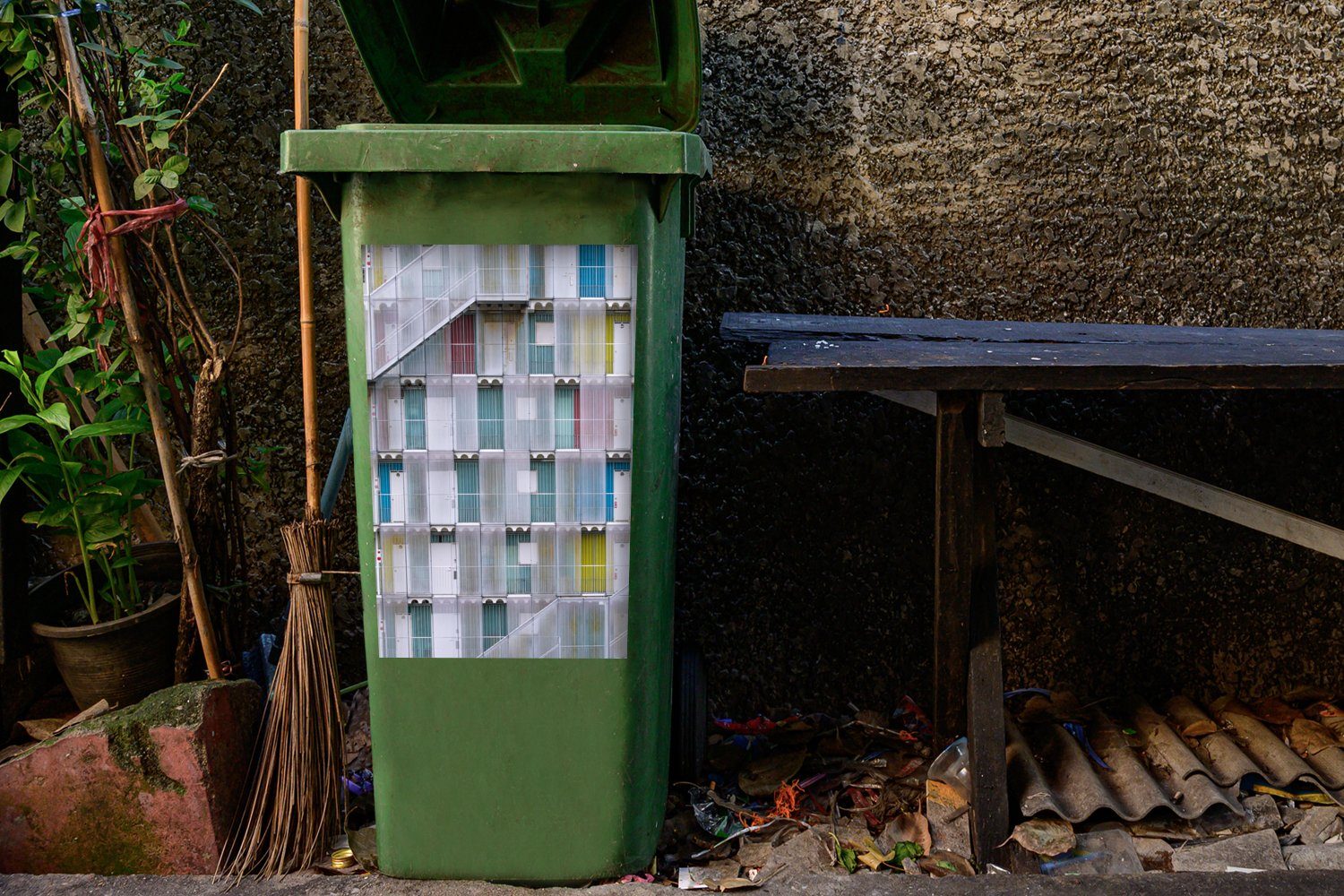 Wandsticker MuchoWow Container, Mülltonne, - Mülleimer-aufkleber, St), - (1 Wohnungen Abfalbehälter Sticker, Türen Treppe Architektur -