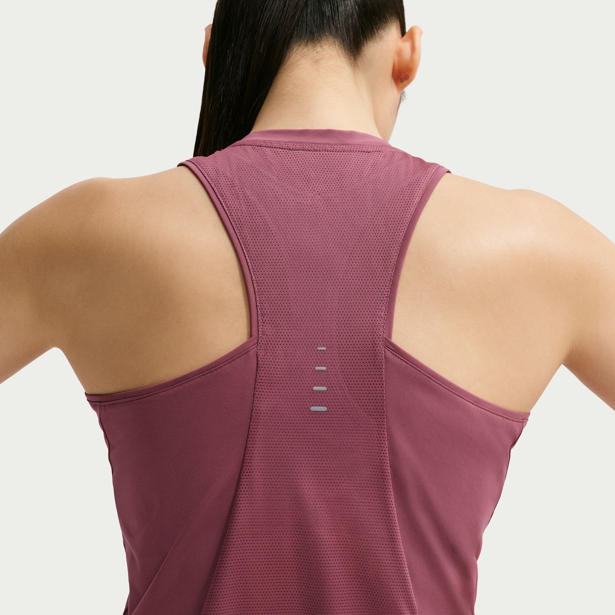 Nike Lauftop W NK SWIFT DF TANK STNDRD ärmelloses Design, leichtes Material, lockerer Schnitt