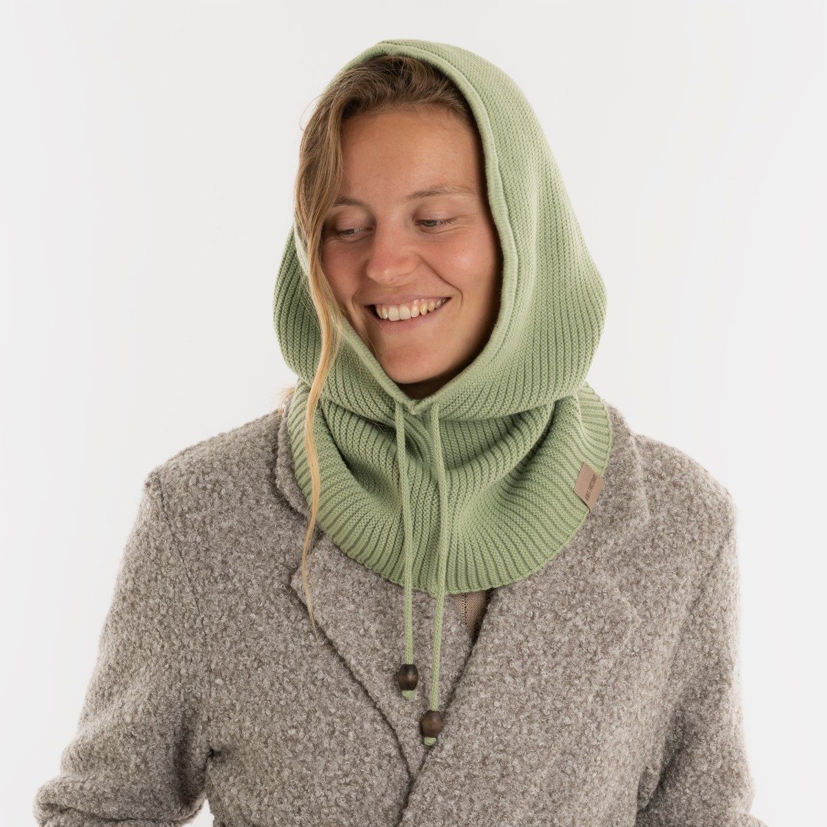 Knit Factory Strickschal Evy Kapuzenschal Sage Green One Size, (Set, 1-St. Spar-Set), Schal Damen Herren set loop tücher schals winter Strick Mode herbst