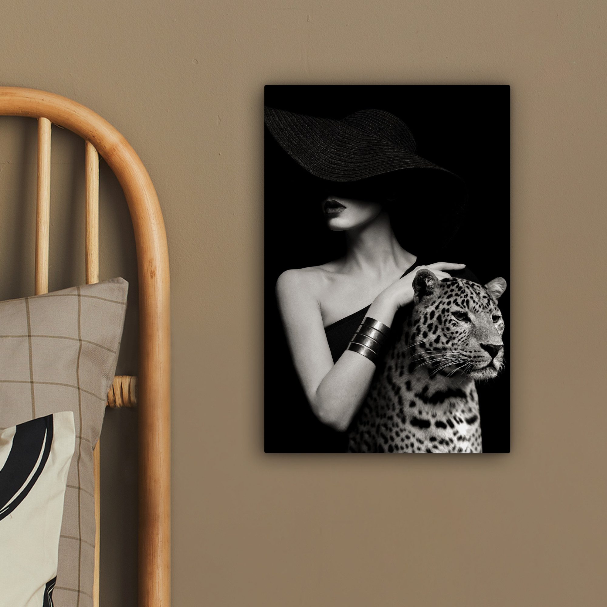 OneMillionCanvasses® Leinwandbild Frau - Leopard - Luxus - Schwarz - Weiß - Tier, Fotodruck (1 St), Leinwand Canvas Wandbild, Wanddekoration 20x30 cm – Bild 4 von 5