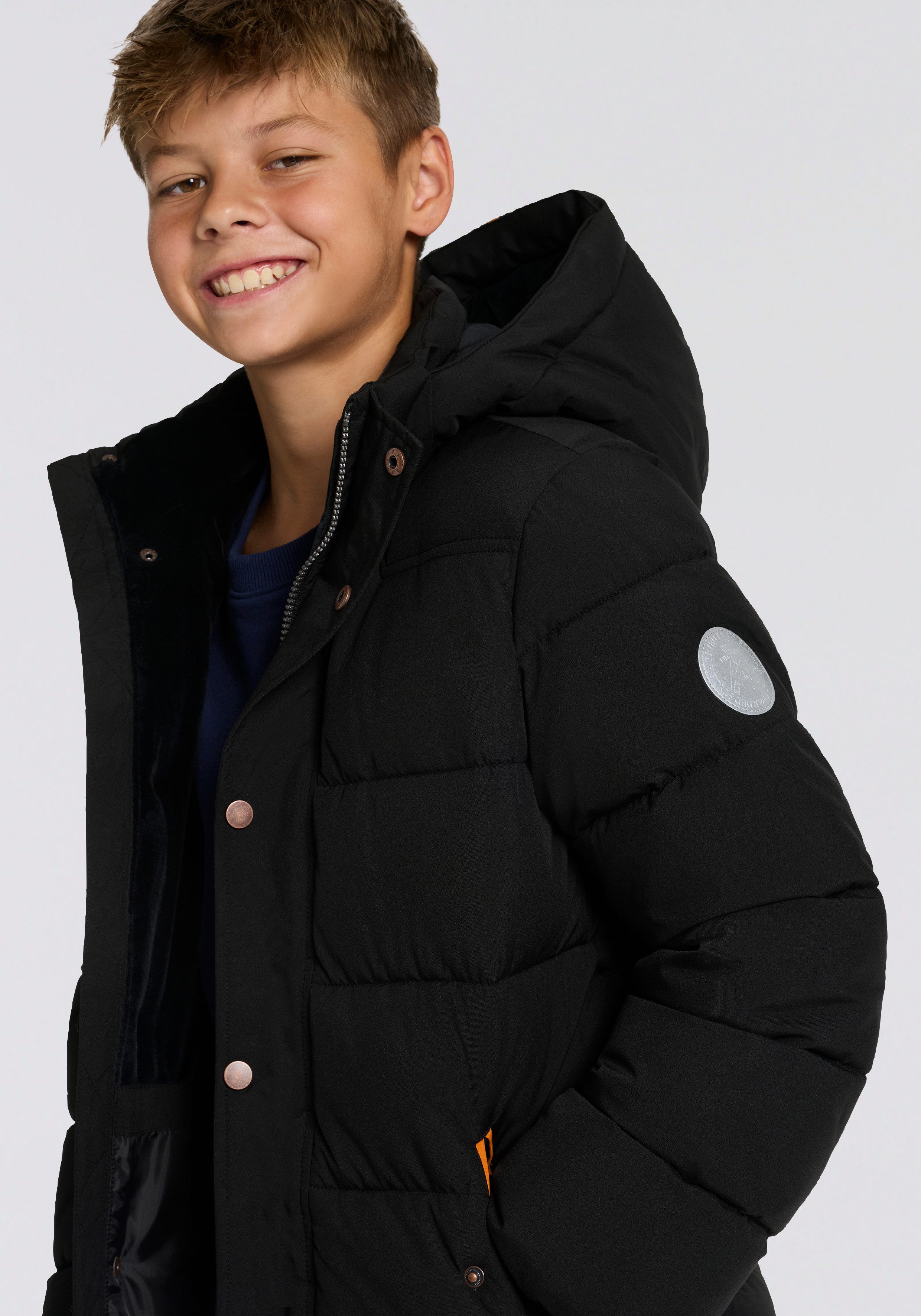 KIDSWORLD Outdoorjacke Winterwarme Jacke, gesteppt Trendige Winterjacke mit refklektierenden Details
