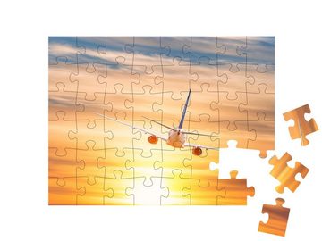 puzzleYOU Puzzle Flugzeug beim Flug in den Sonnenuntergang, 48 Puzzleteile, puzzleYOU-Kollektionen Flugzeuge