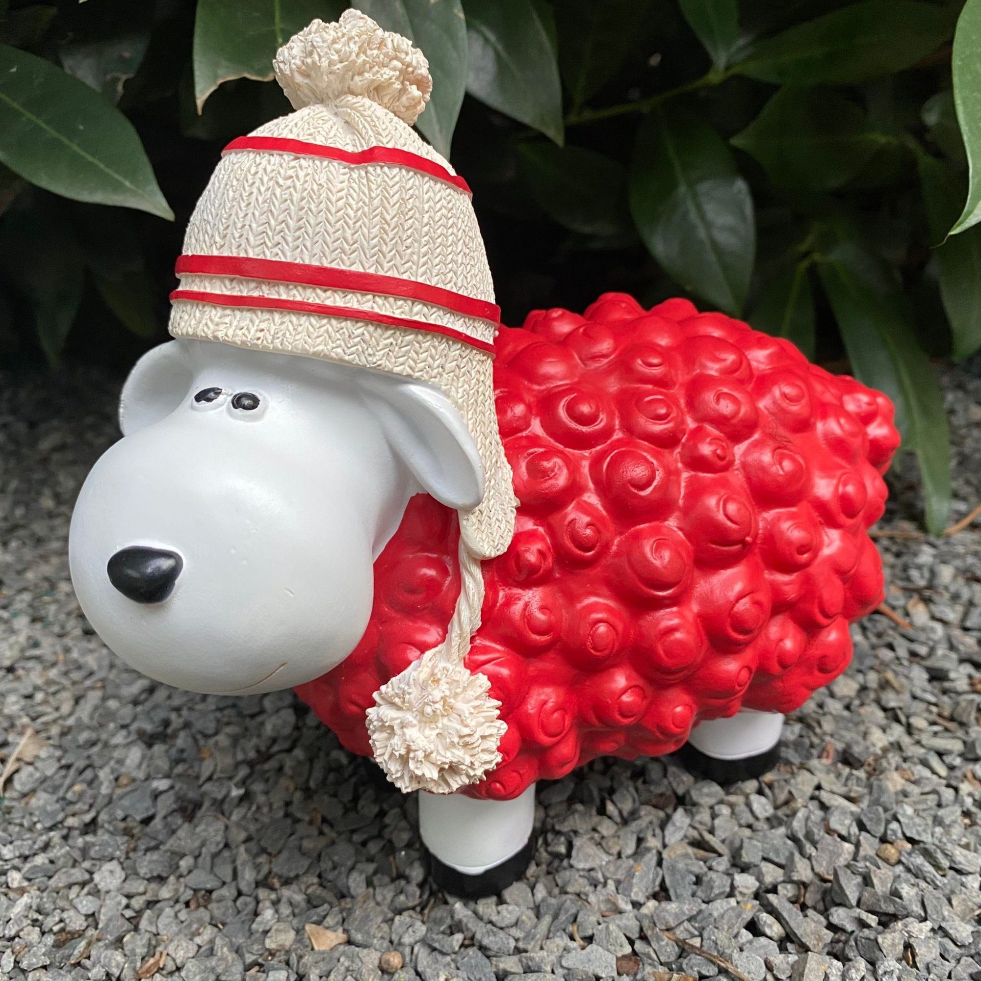 Aspinaworld Gartenfigur lustige Schaf Figur rot mit Bommelmütze 18 cm