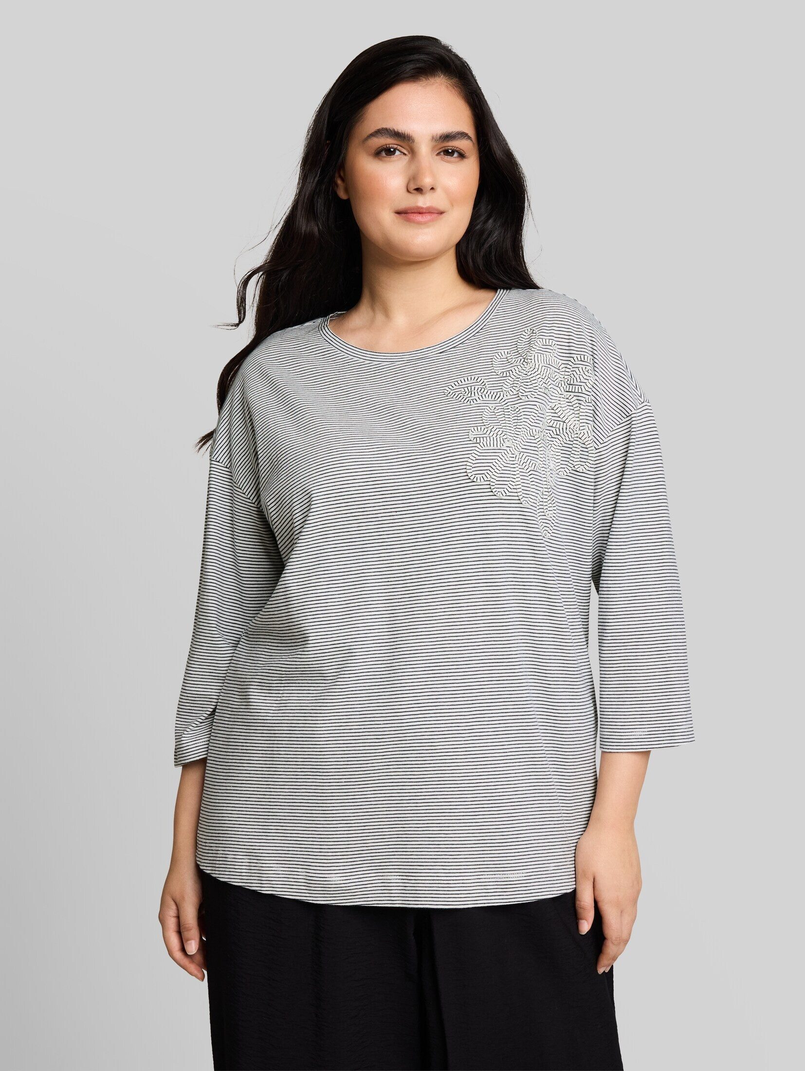 TOM TAILOR PLUS 3/4-Arm-Shirt T-Shirt (im Einserpack) Plus Size - Loose Fit T-Shirt mit Blumen-Applikation