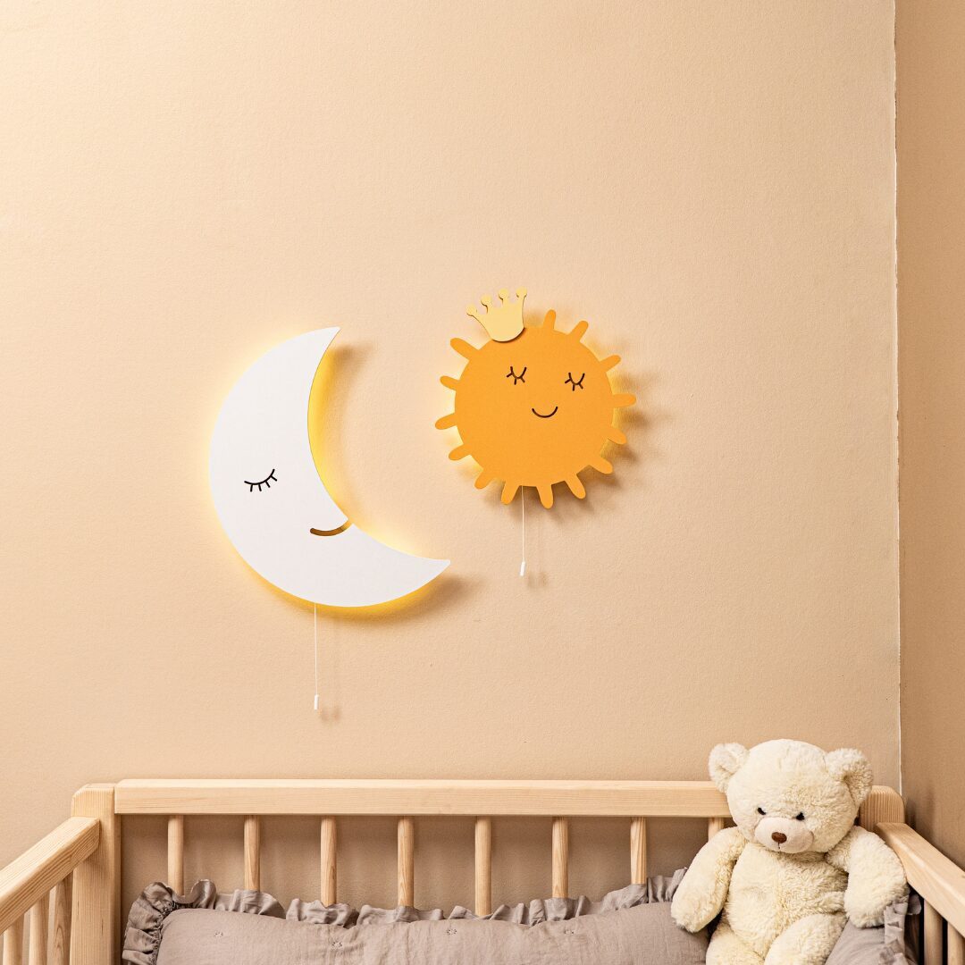 COZYCOLLECTIONS LED Wandleuchte Handbemaltes LED-Wandnachtlicht Mond + Sonnen in Holzoptik, LED, Warmweiß, Montessori: warmes Licht & Ziehschalter für Selbstständigkeit
