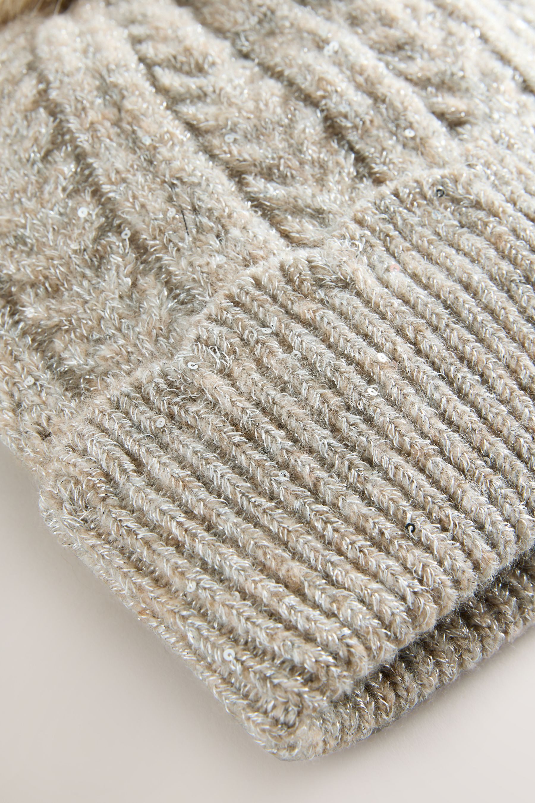 Next Strickmütze Glitzernde Strickmütze mit Bommel (1-St)