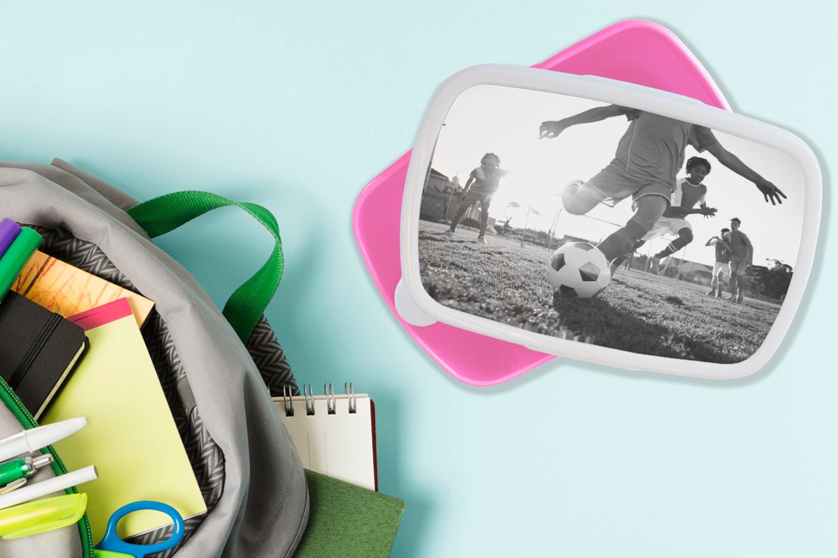 MuchoWow Lunchbox Brotbox - Kunststoff Kinder, und Junge Brotdose schwarz Snackbox, weiß, Kunststoff, Fußball Erwachsene, spielt für (2-tlg), rosa Mädchen,