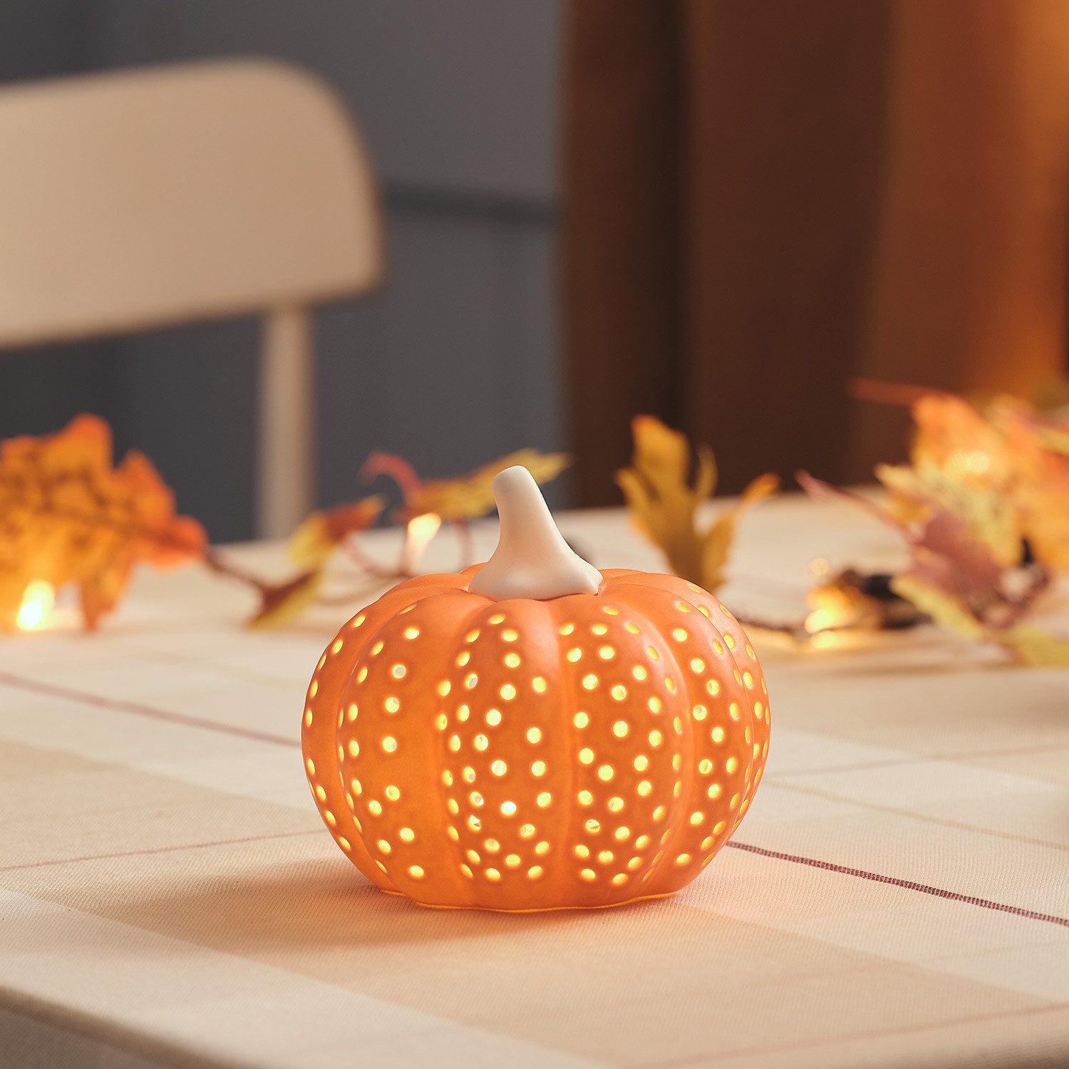 Lights4fun LED Dekolicht LED-Kürbis aus Porzellan mit 6-Stunden-Timer