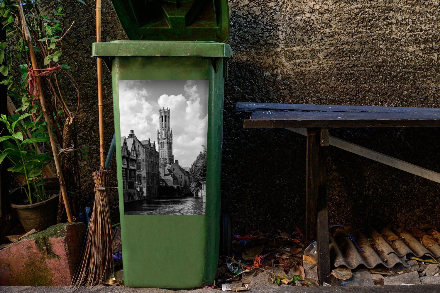 MuchoWow Wandsticker - - Schwarz Turm (1 Mülleimer-aufkleber, Container, - Mülltonne, Sticker, Weiß St), Abfalbehälter Brügge