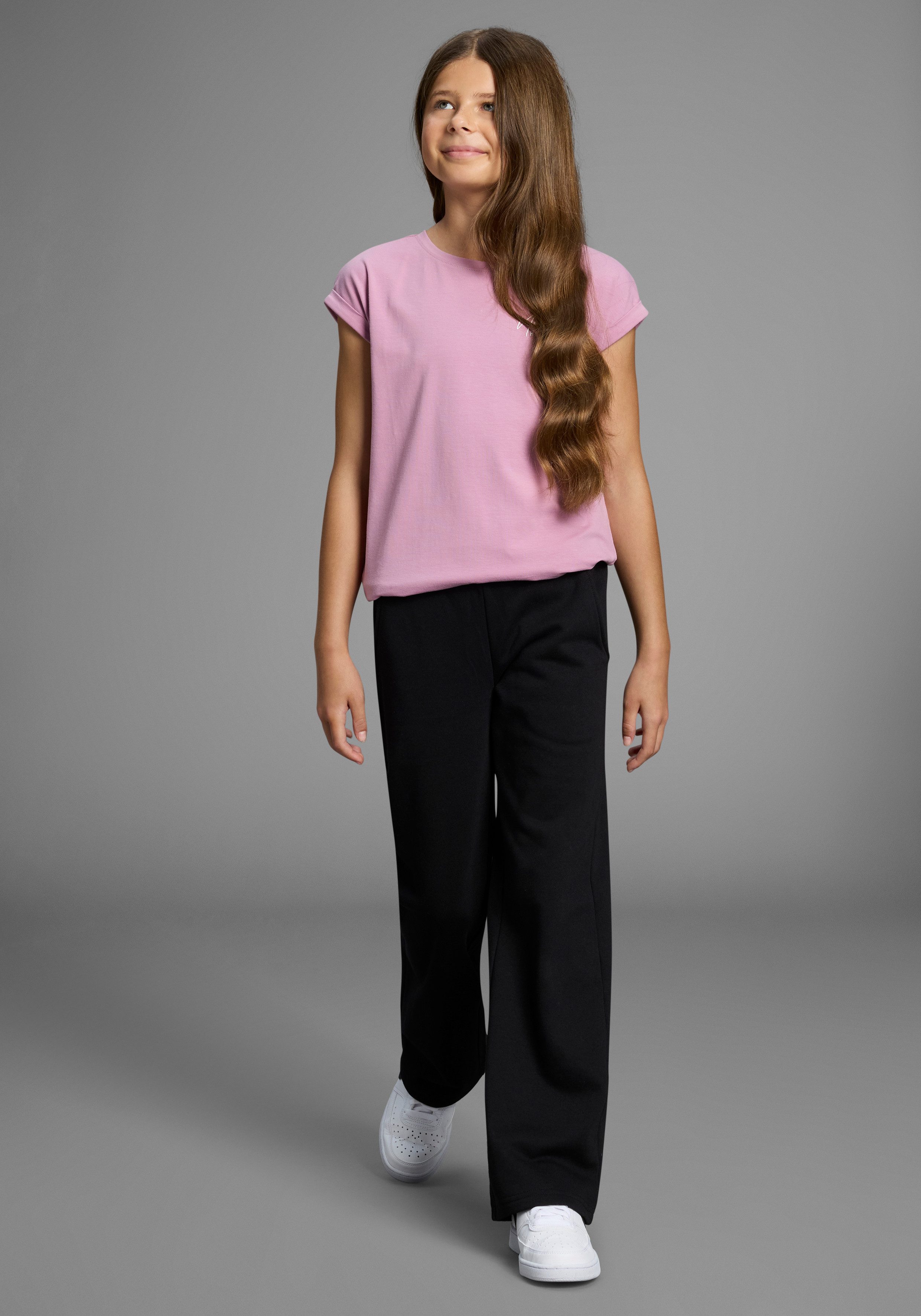 KIDSWORLD Sweathose Sweathose mit weitem Bein Weite Sweathose mit Herz-Stickerei