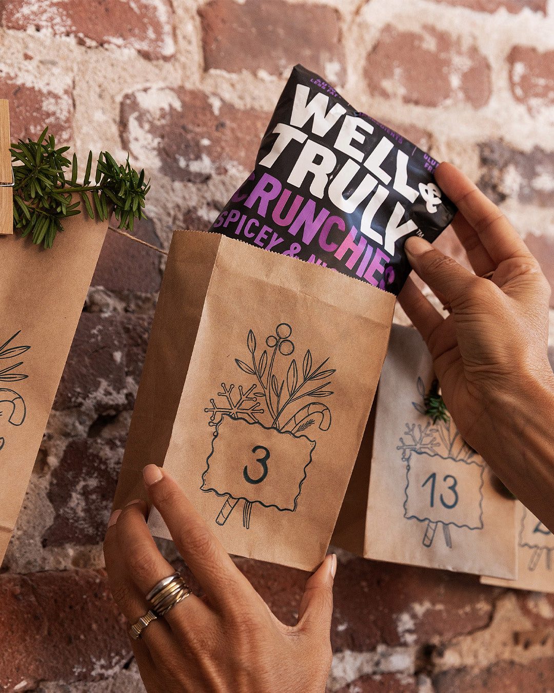 Vegan Box Lebensmittel-Adventskalender Snack & Süßigkeiten 2026 – 24 Vegane Genussmomente, 24 süße und salzige Überraschungen inkl. Materialien zum Aufhängen – Bild 4 von 5
